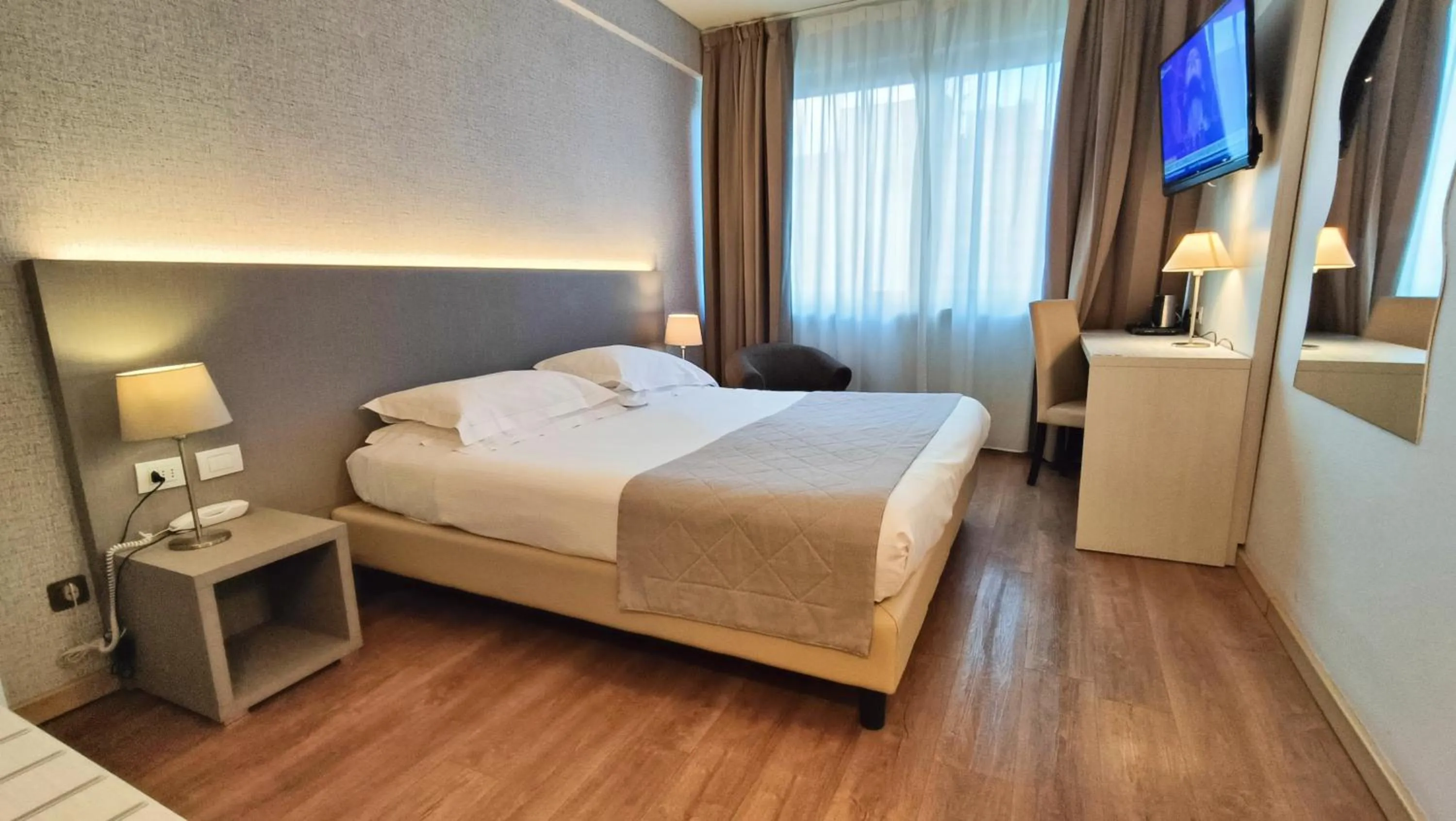 Bedroom, Bed in Hotel President