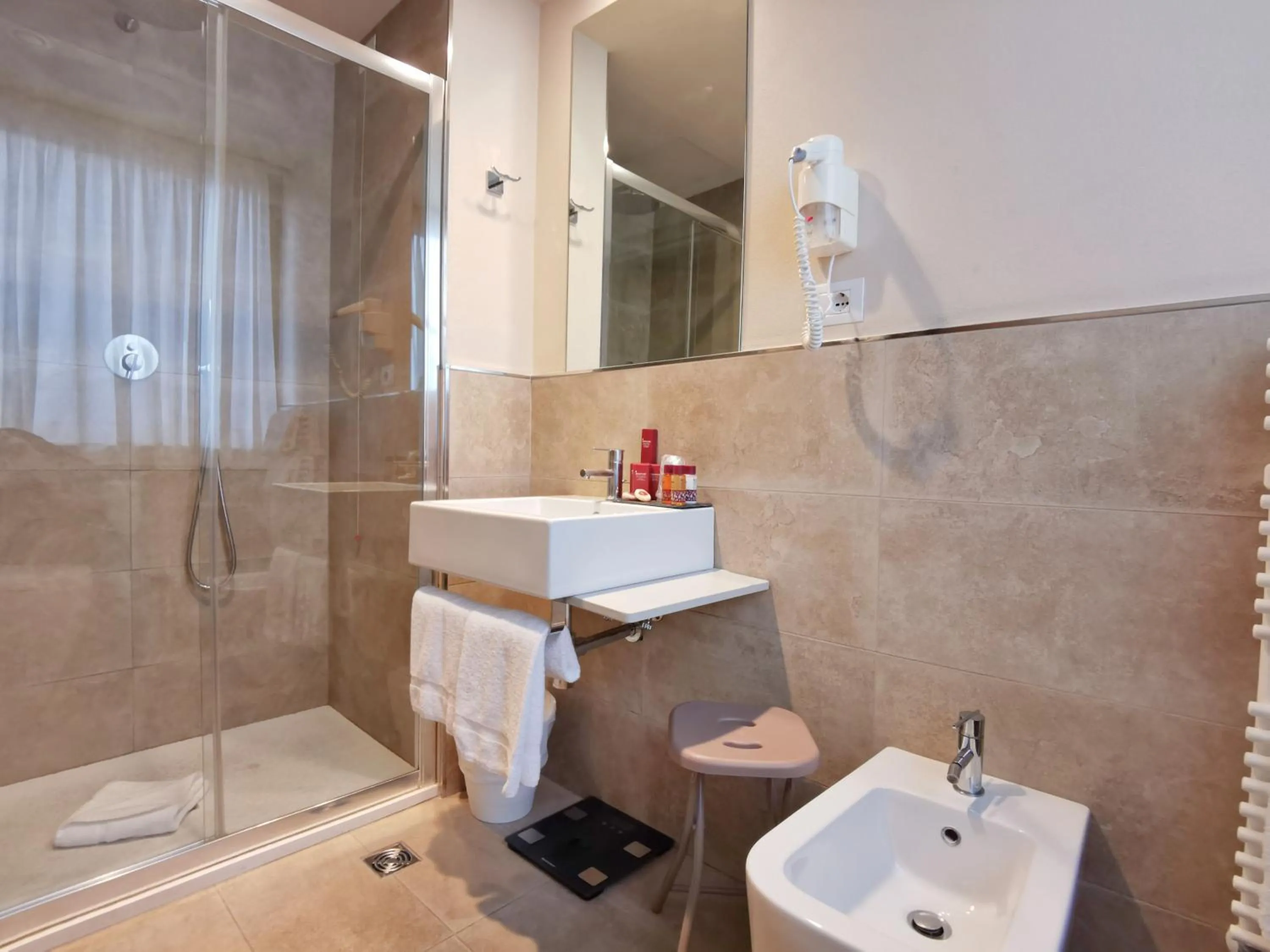 Shower in Hotel President