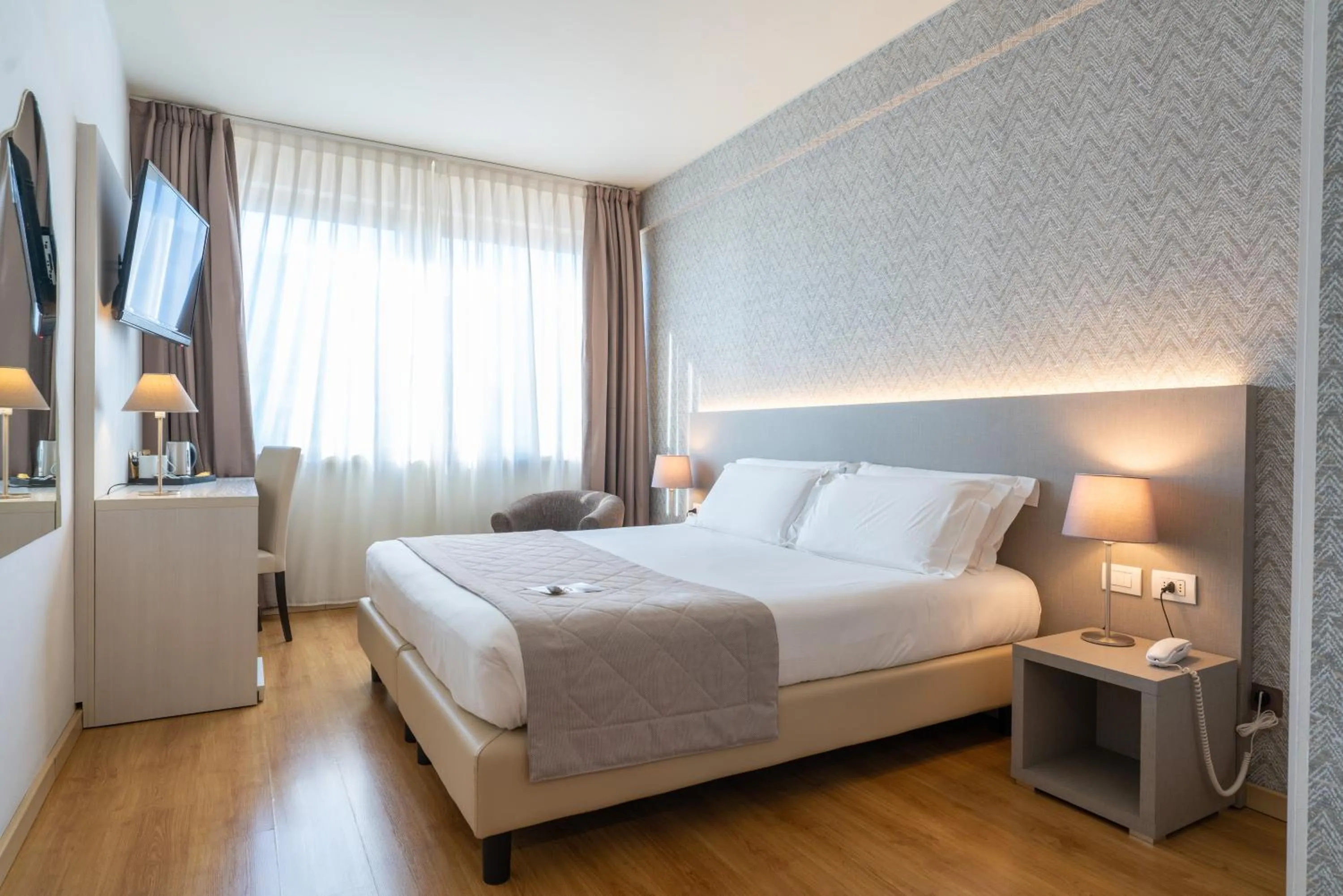 Bedroom, Bed in Hotel President