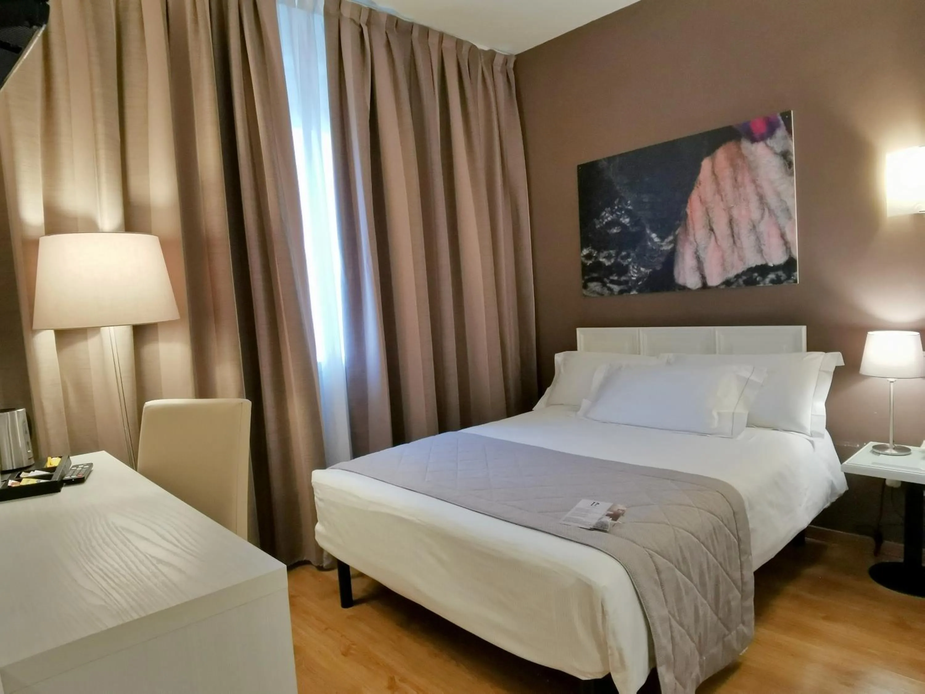 Bedroom, Bed in Hotel President