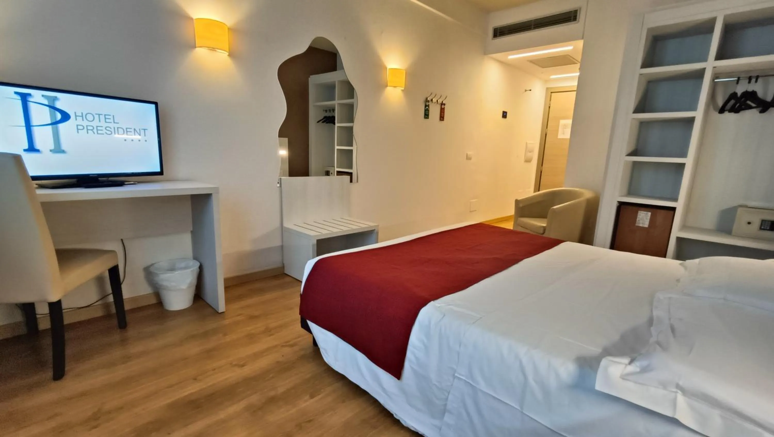 Bedroom, Bed in Hotel President