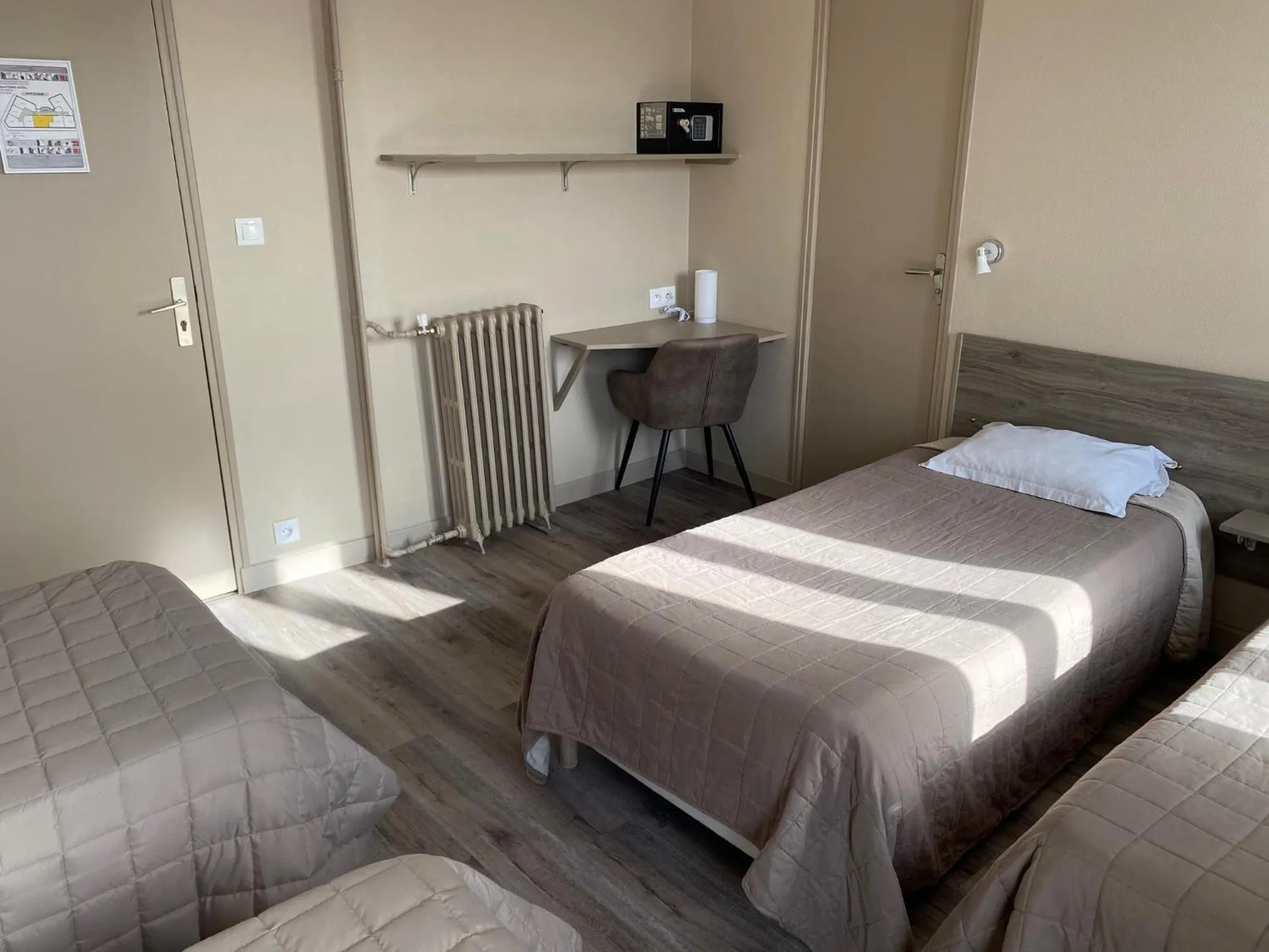 Photo of the whole room, Bed in Angleterre Hotel