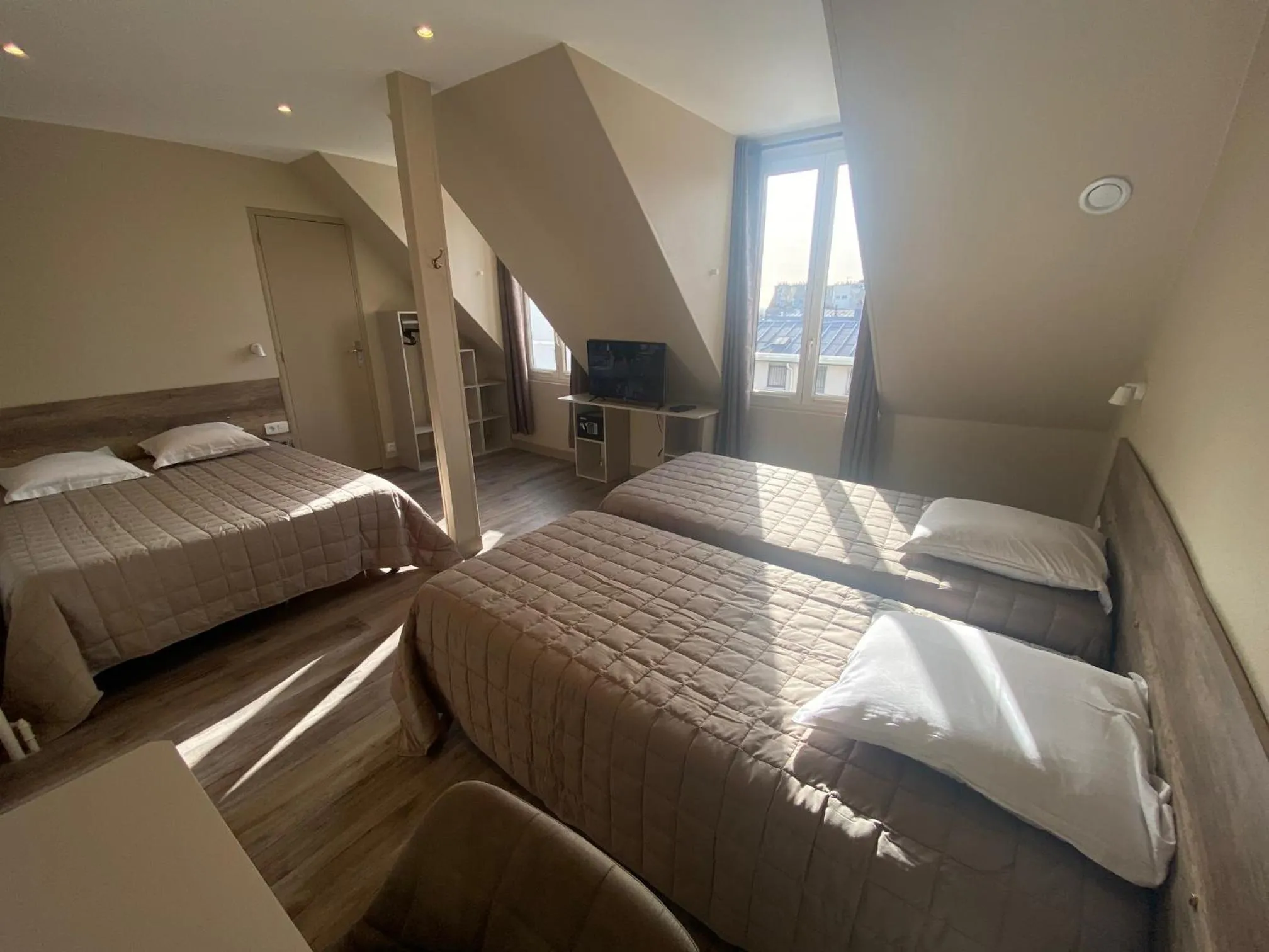 Photo of the whole room, Bed in Angleterre Hotel