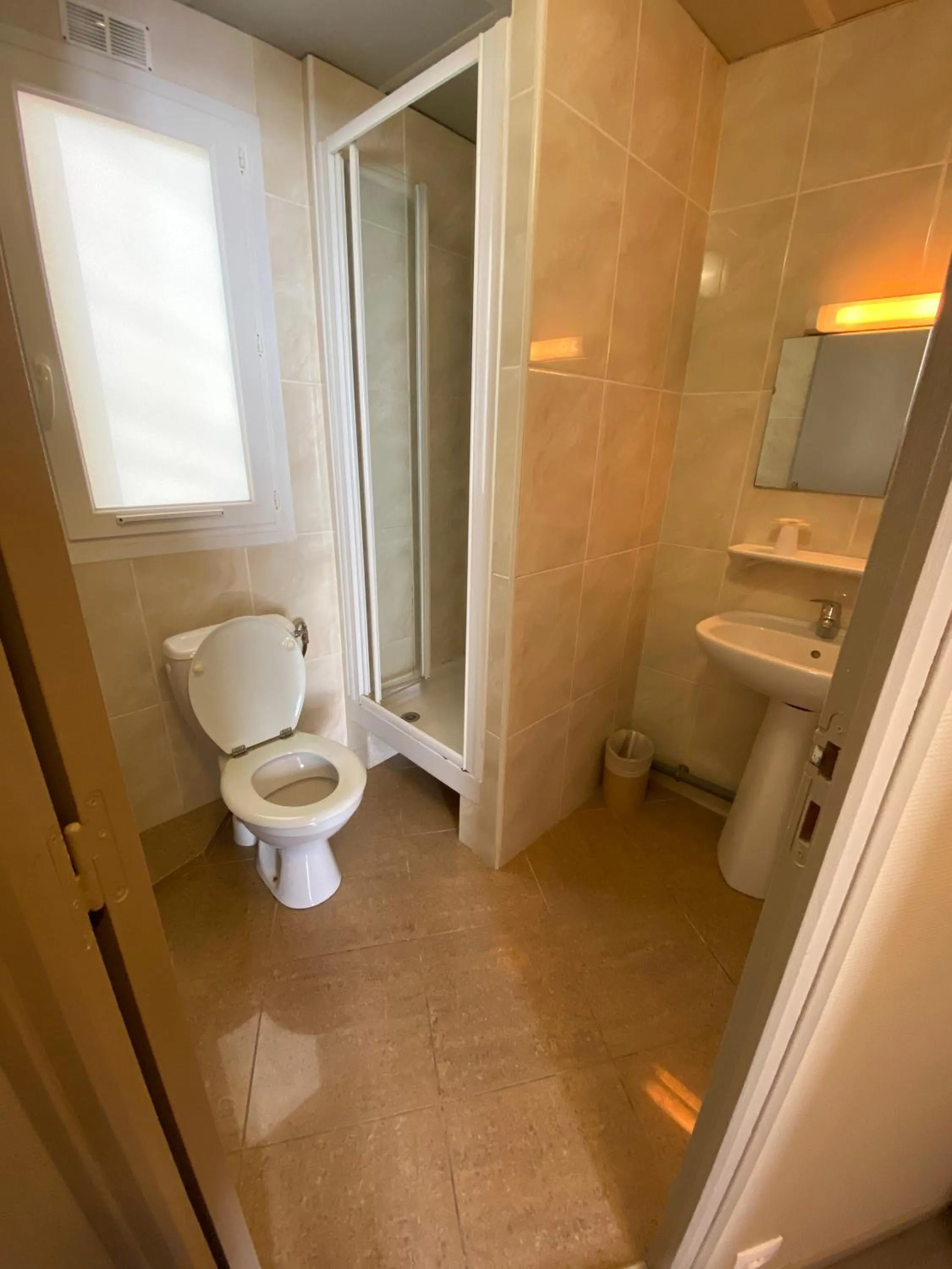 Shower in Angleterre Hotel