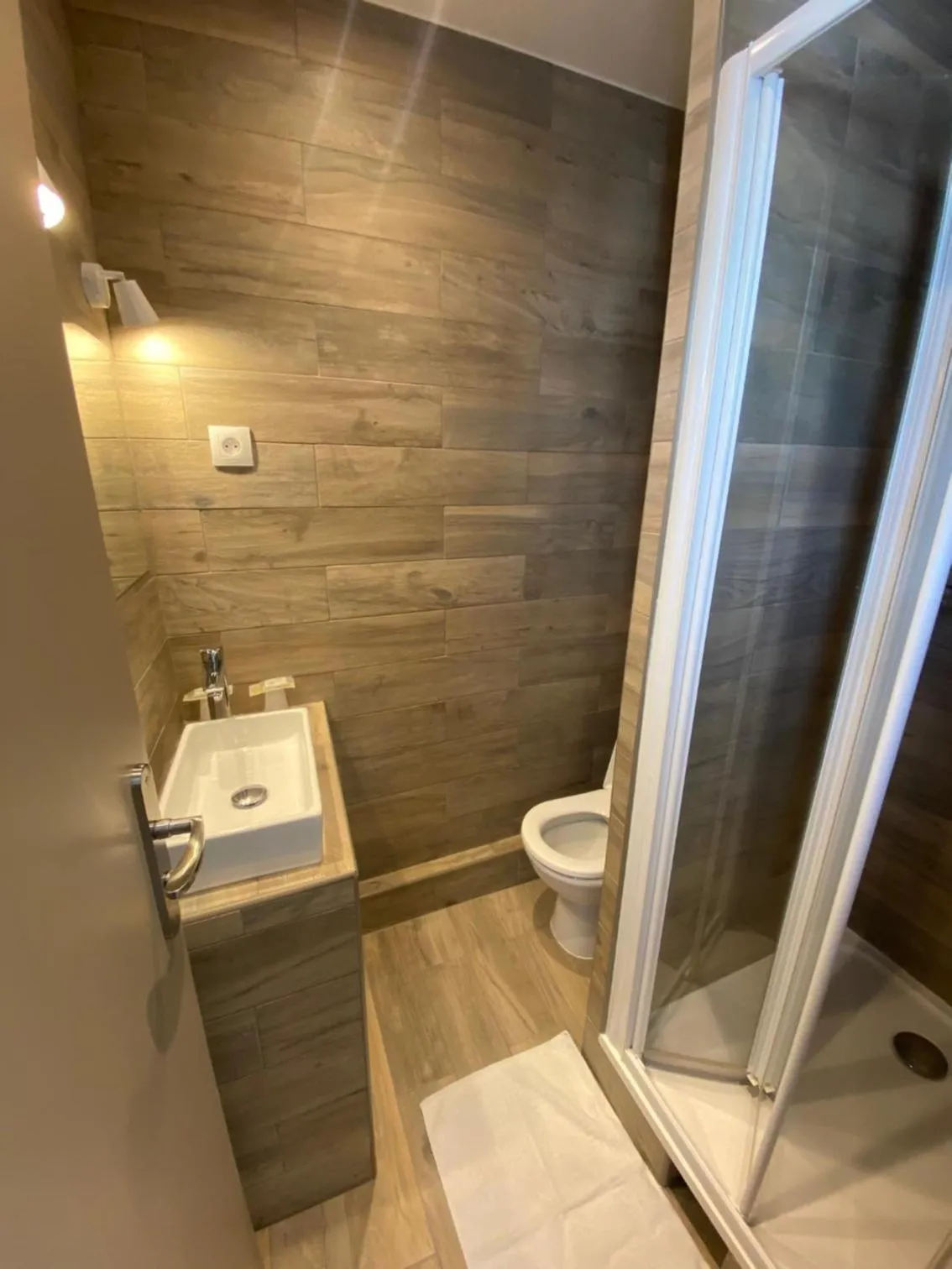 Bathroom in Angleterre Hotel