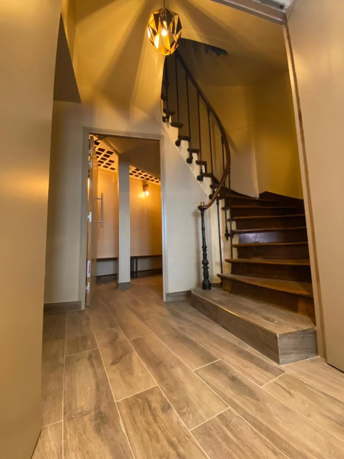 Facade/entrance in Angleterre Hotel