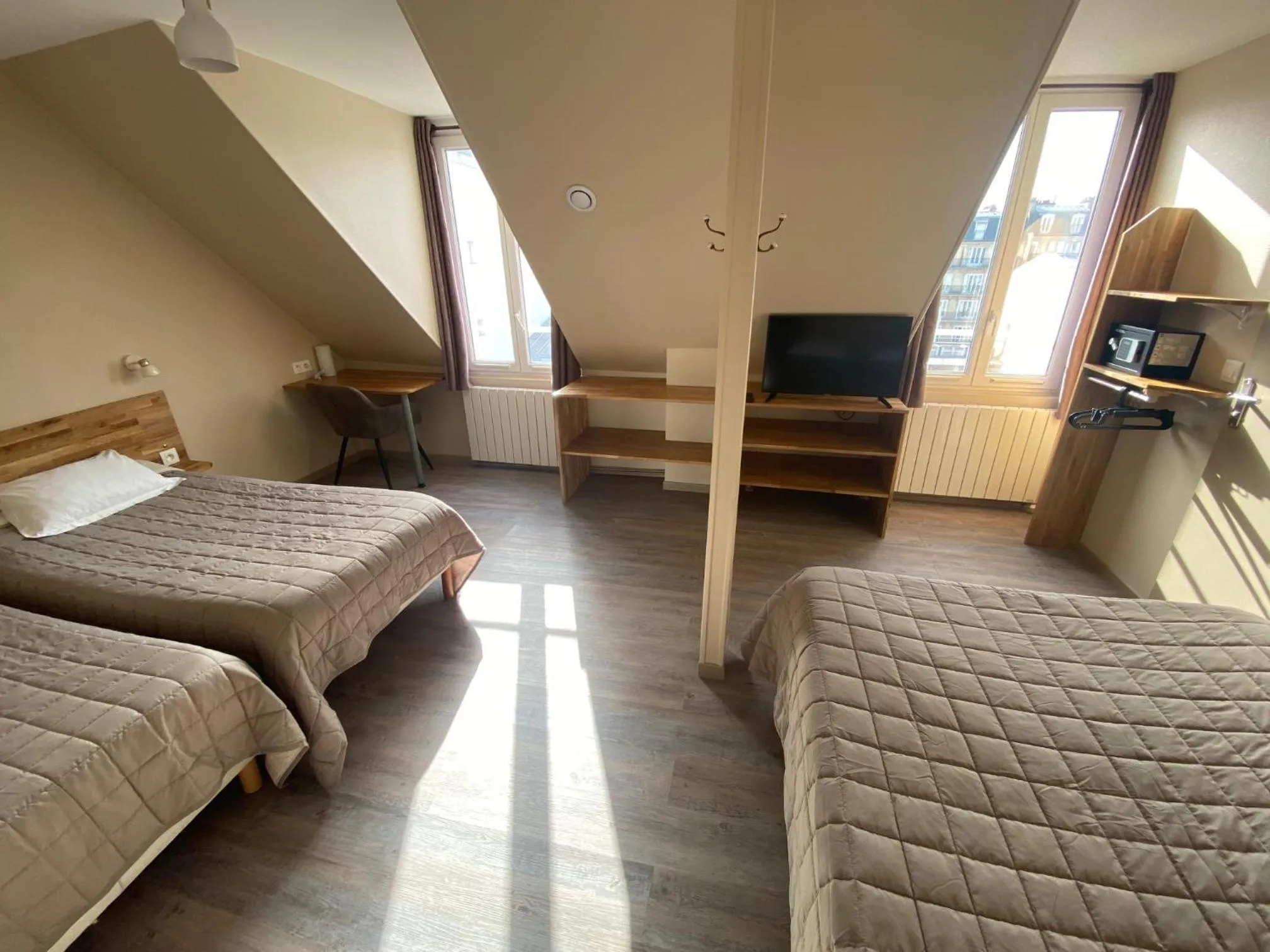 Photo of the whole room, Bed in Angleterre Hotel