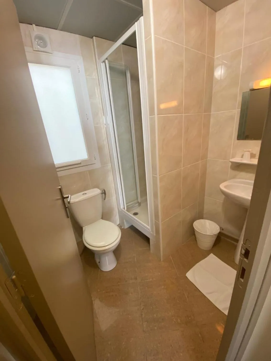 Bathroom in Angleterre Hotel