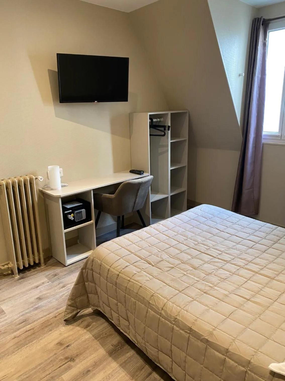 Photo of the whole room, Bed in Angleterre Hotel