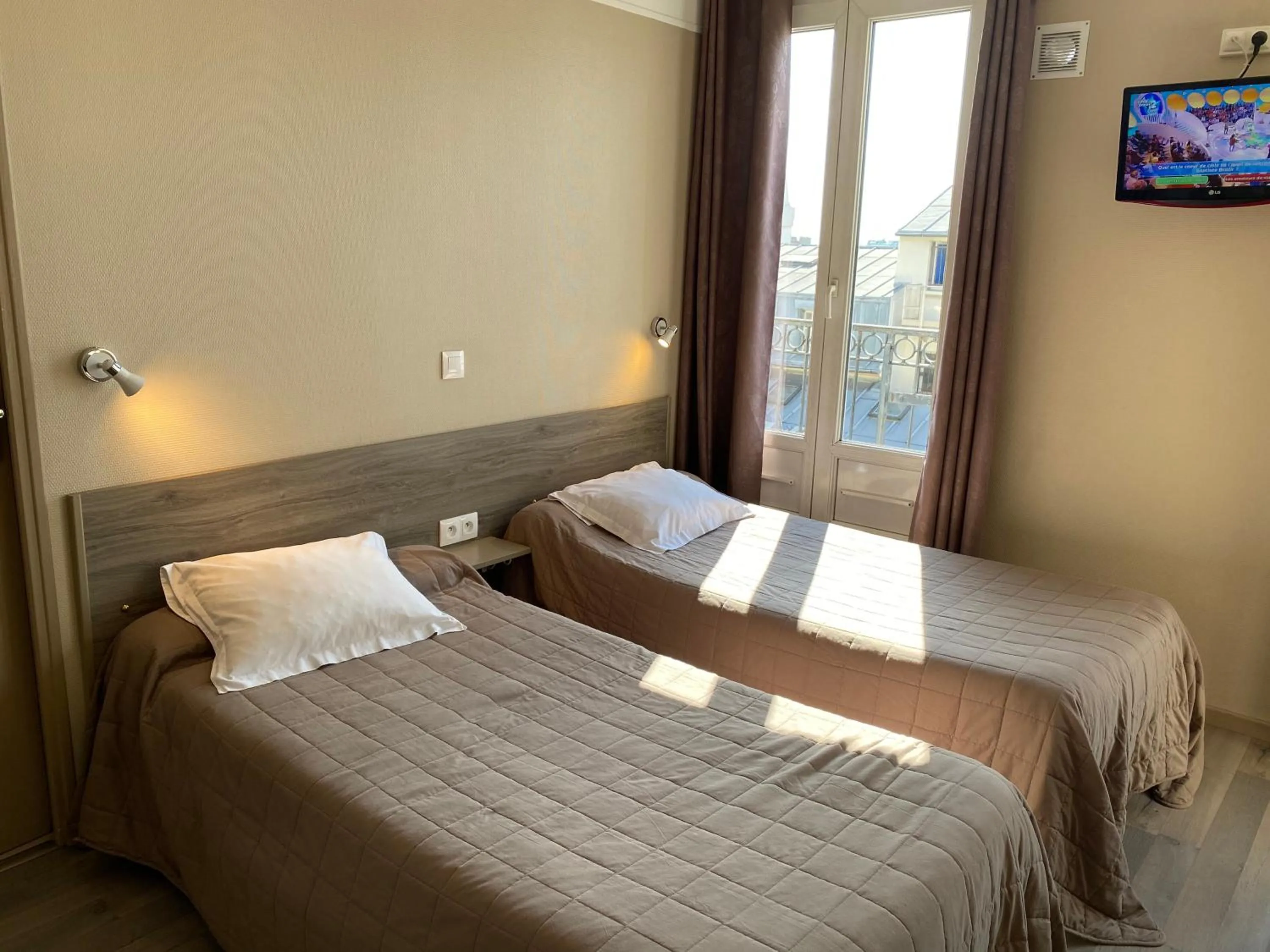 Photo of the whole room, Bed in Angleterre Hotel