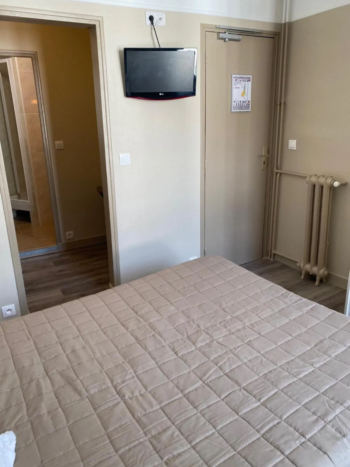 Photo of the whole room, Bed in Angleterre Hotel