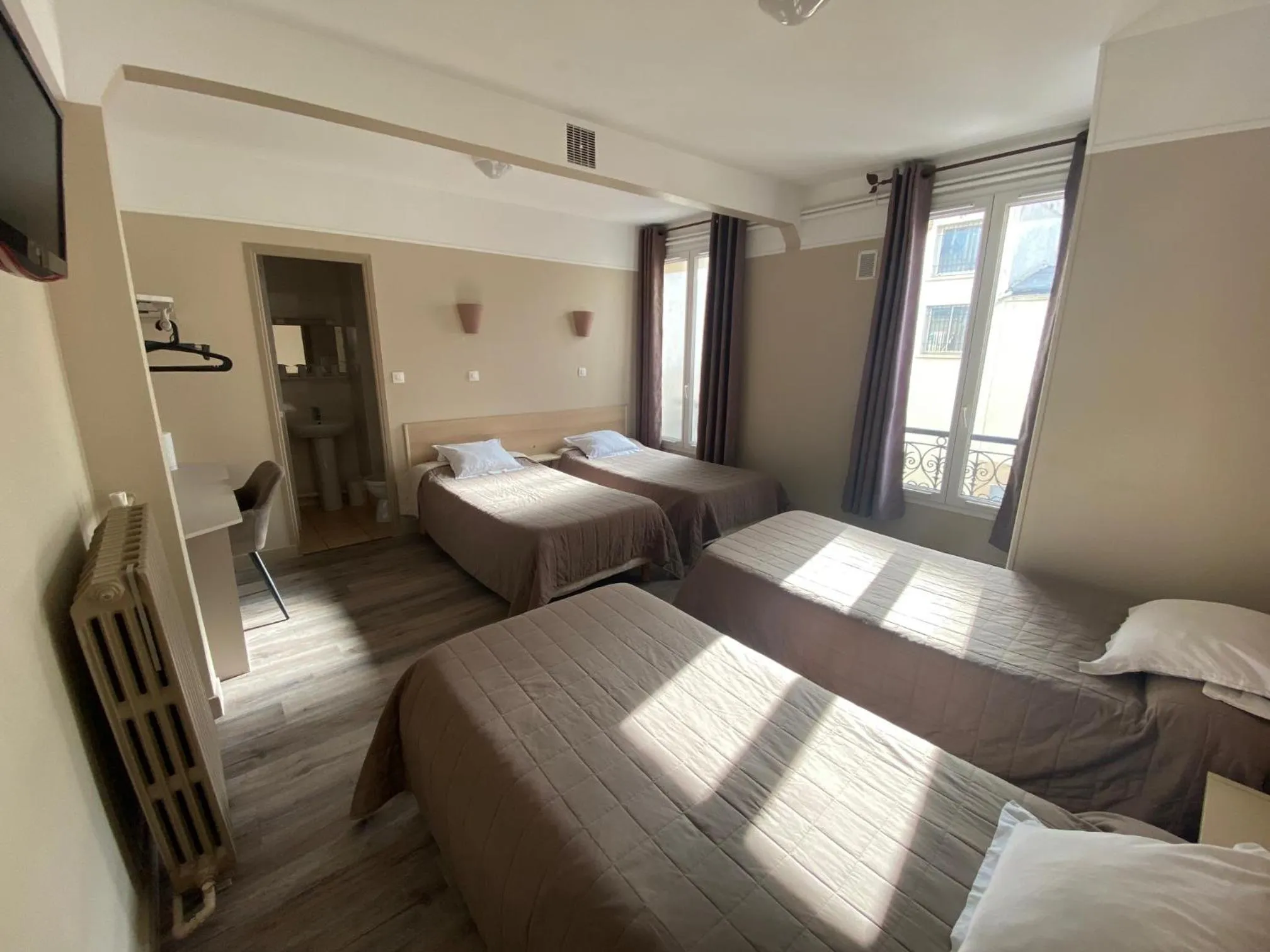 Photo of the whole room, Bed in Angleterre Hotel