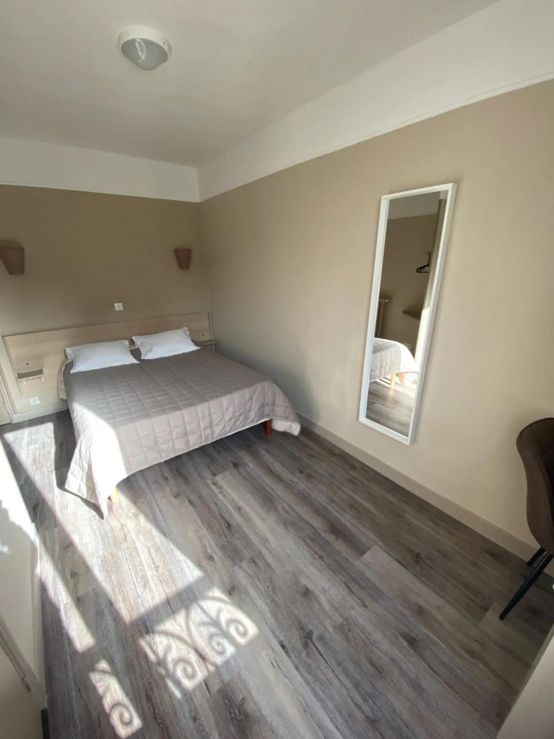 Photo of the whole room, Bed in Angleterre Hotel