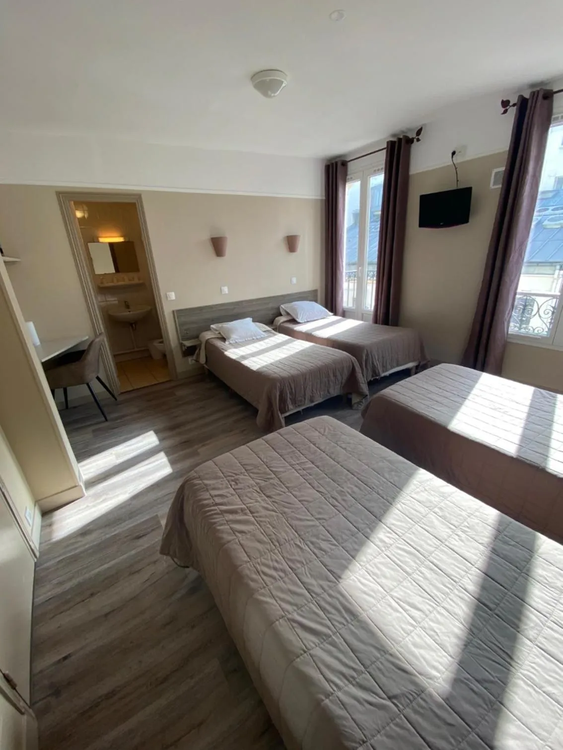 Photo of the whole room, Bed in Angleterre Hotel