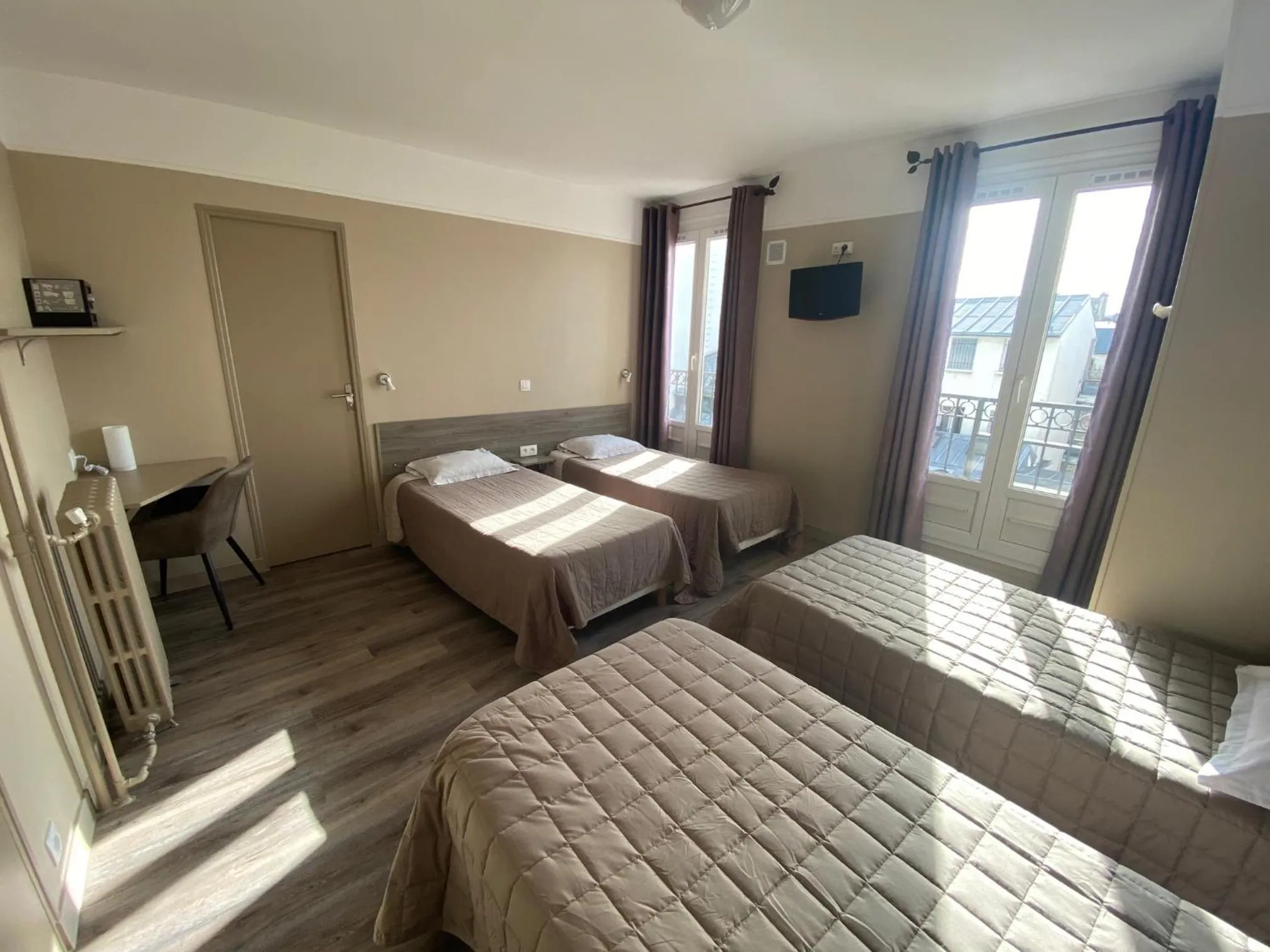 Photo of the whole room, Bed in Angleterre Hotel