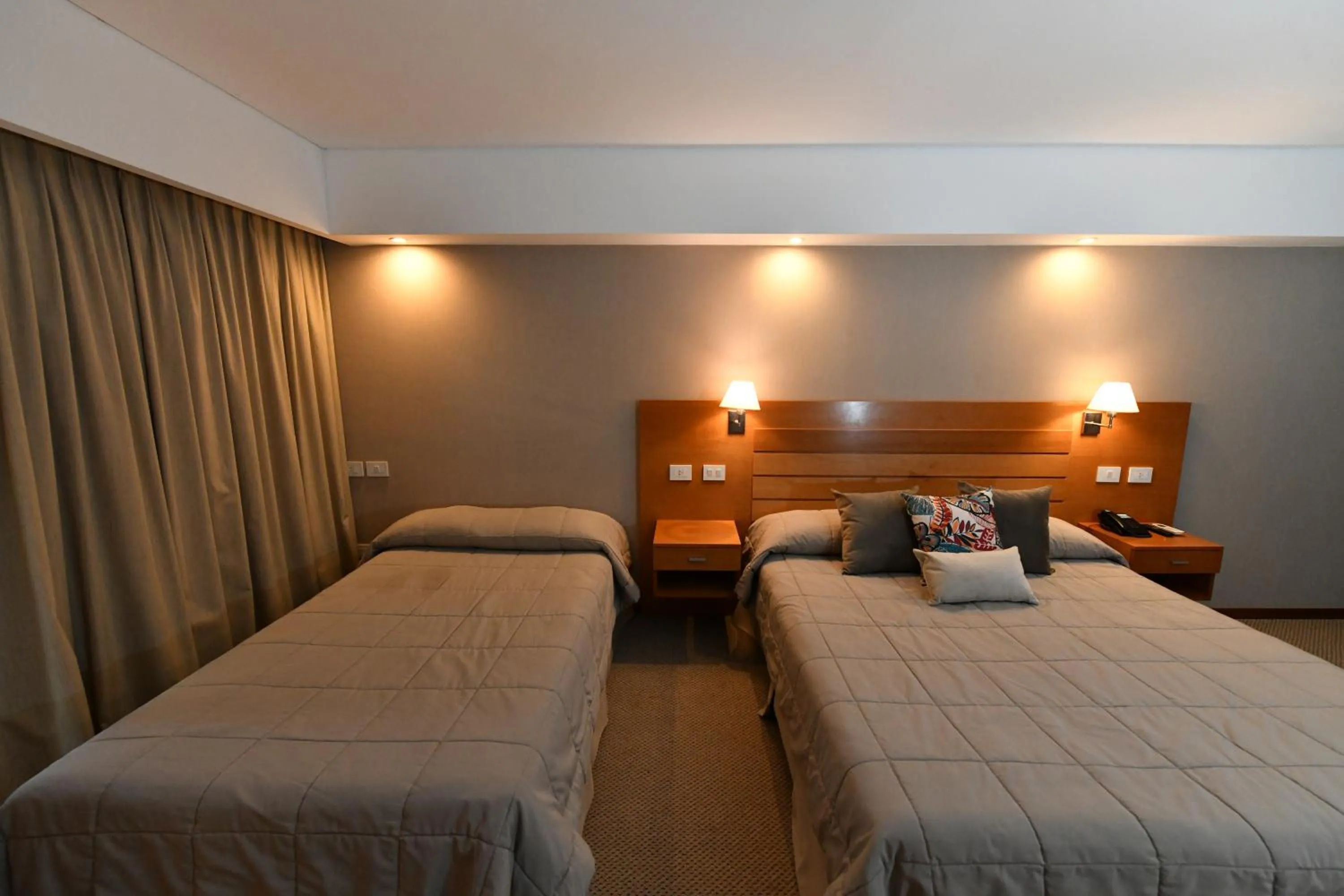 Photo of the whole room, Bed in Howard Johnson San Francisco