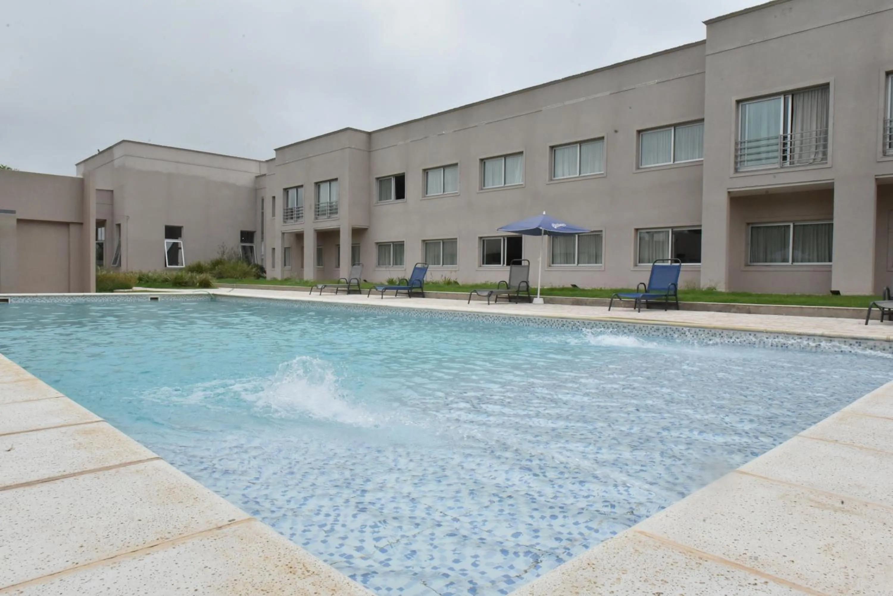 Swimming pool in Howard Johnson San Francisco