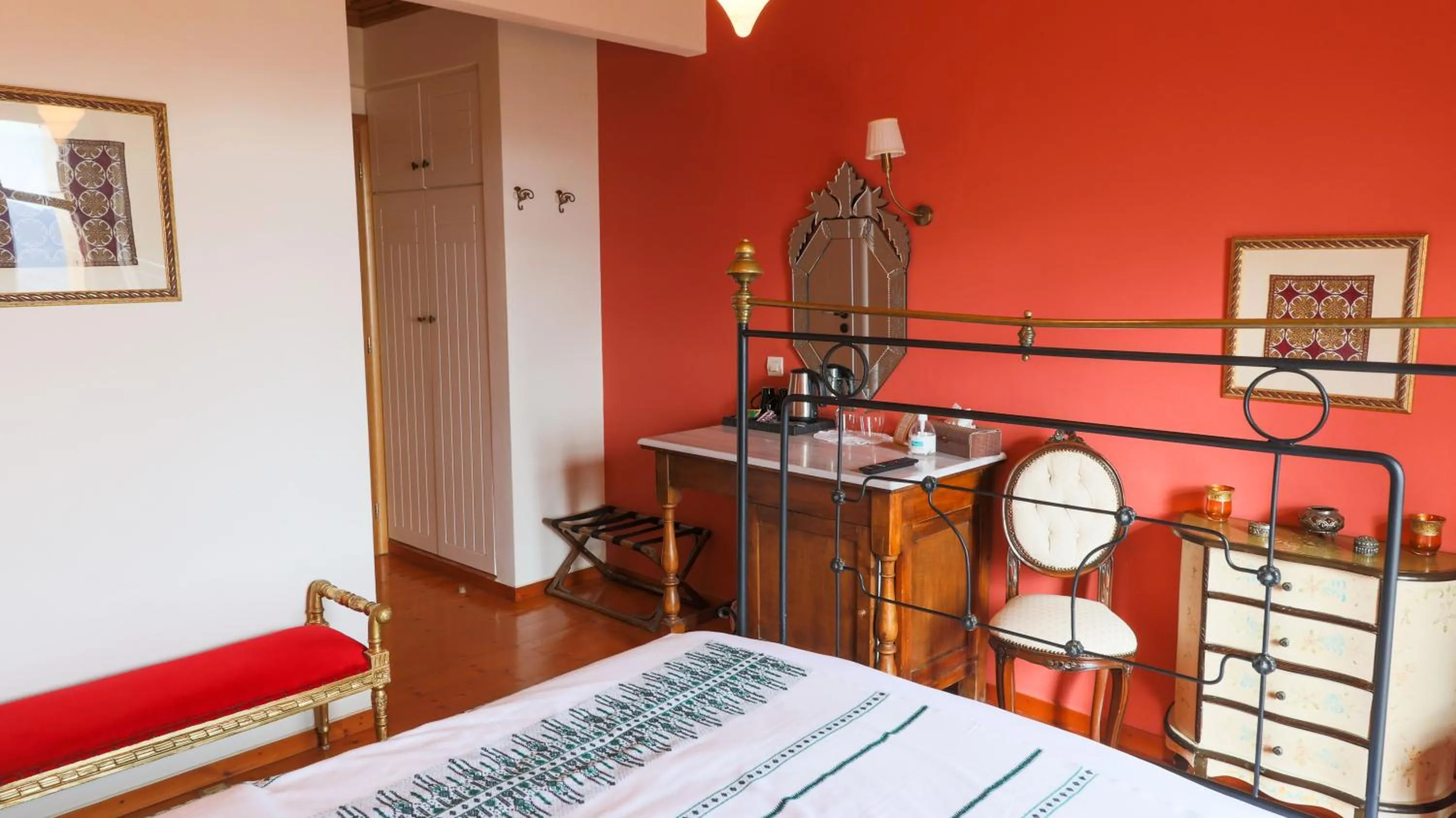 Bed in Hotel Papanikola