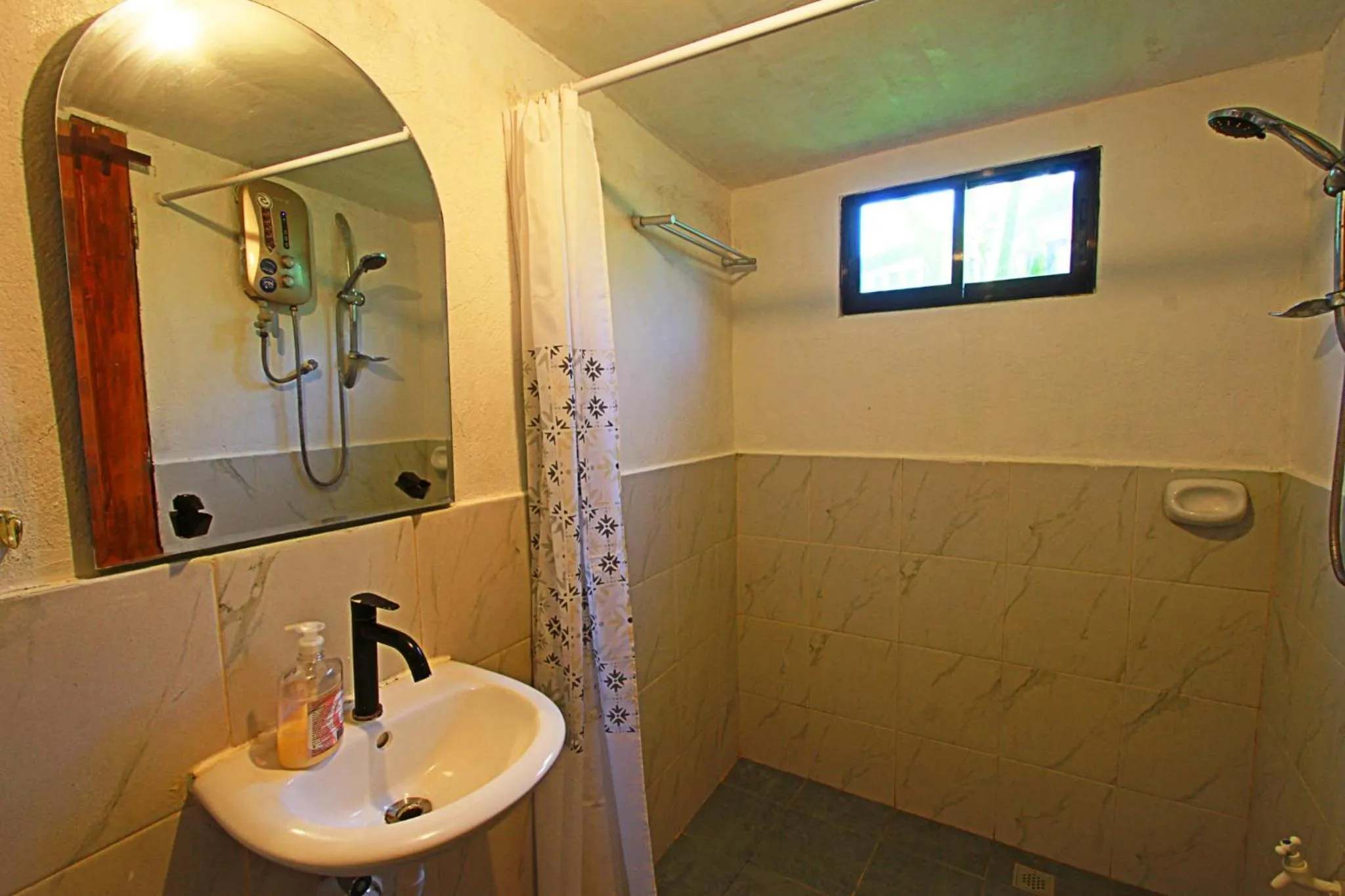 Bathroom in Adriana's Place Tropical Guesthouse