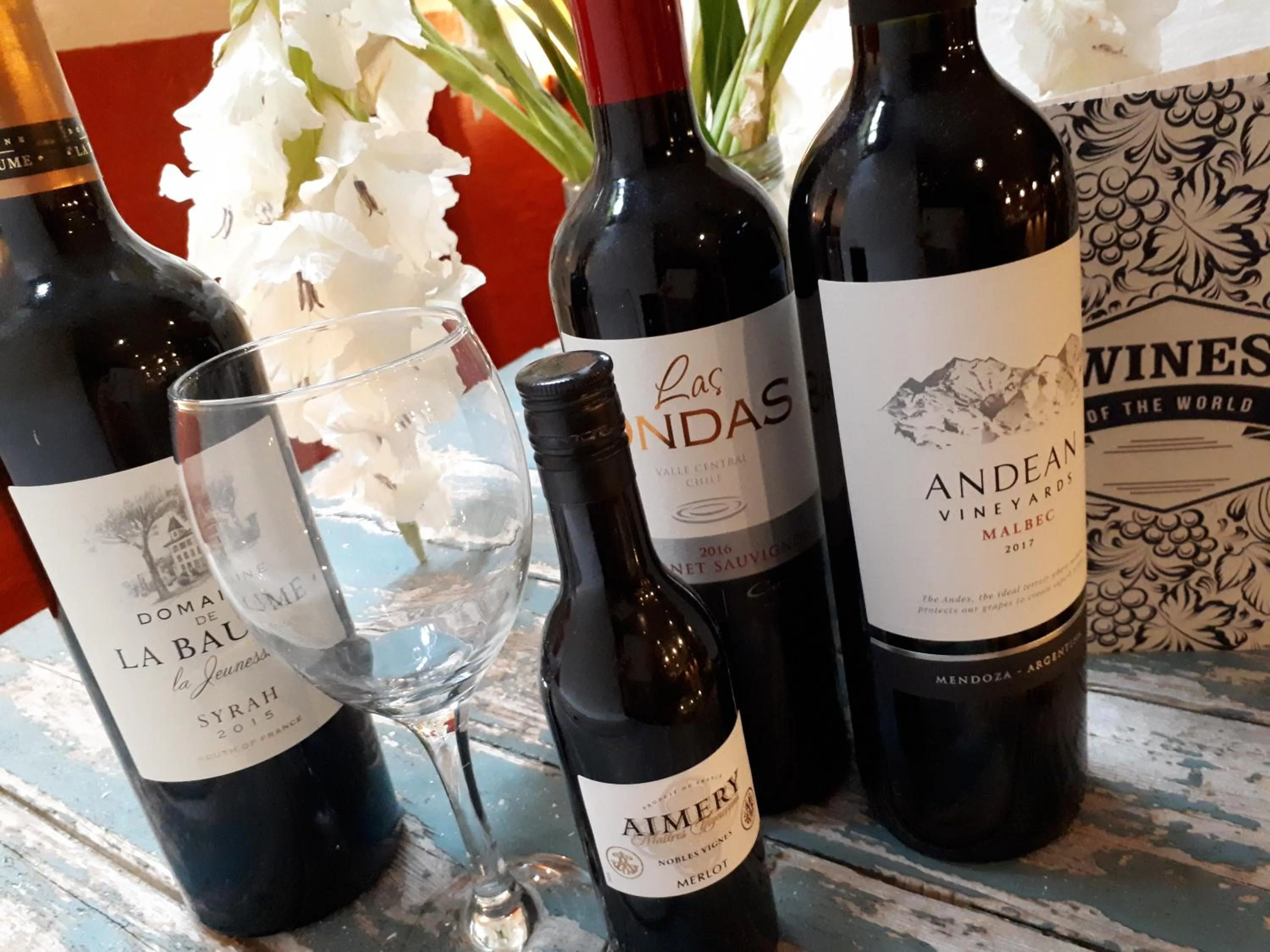 Lounge or bar in Ty Glyndwr Bunkhouse, Bar and cafe