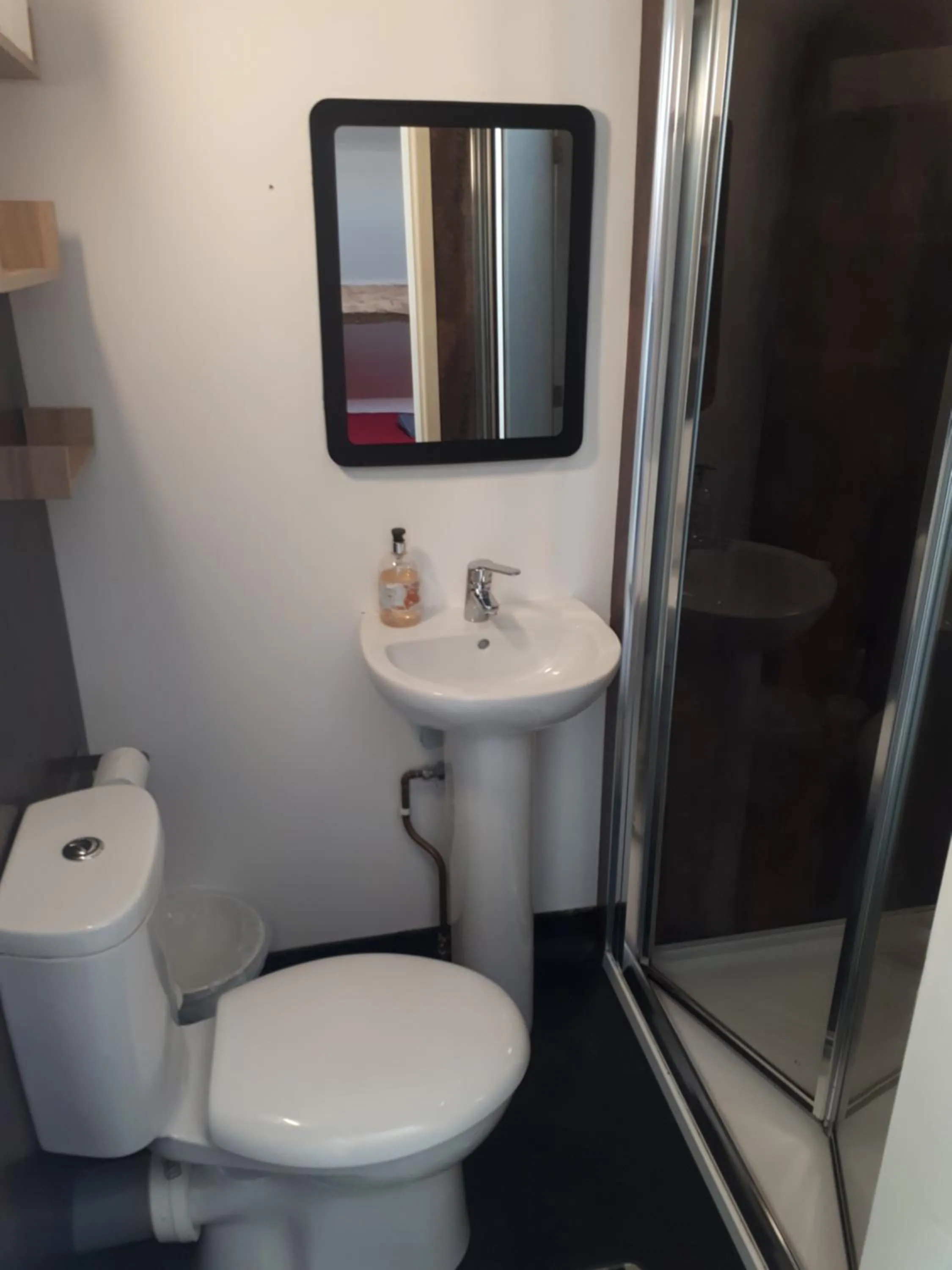 Shower in Ty Glyndwr Bunkhouse, Bar and cafe