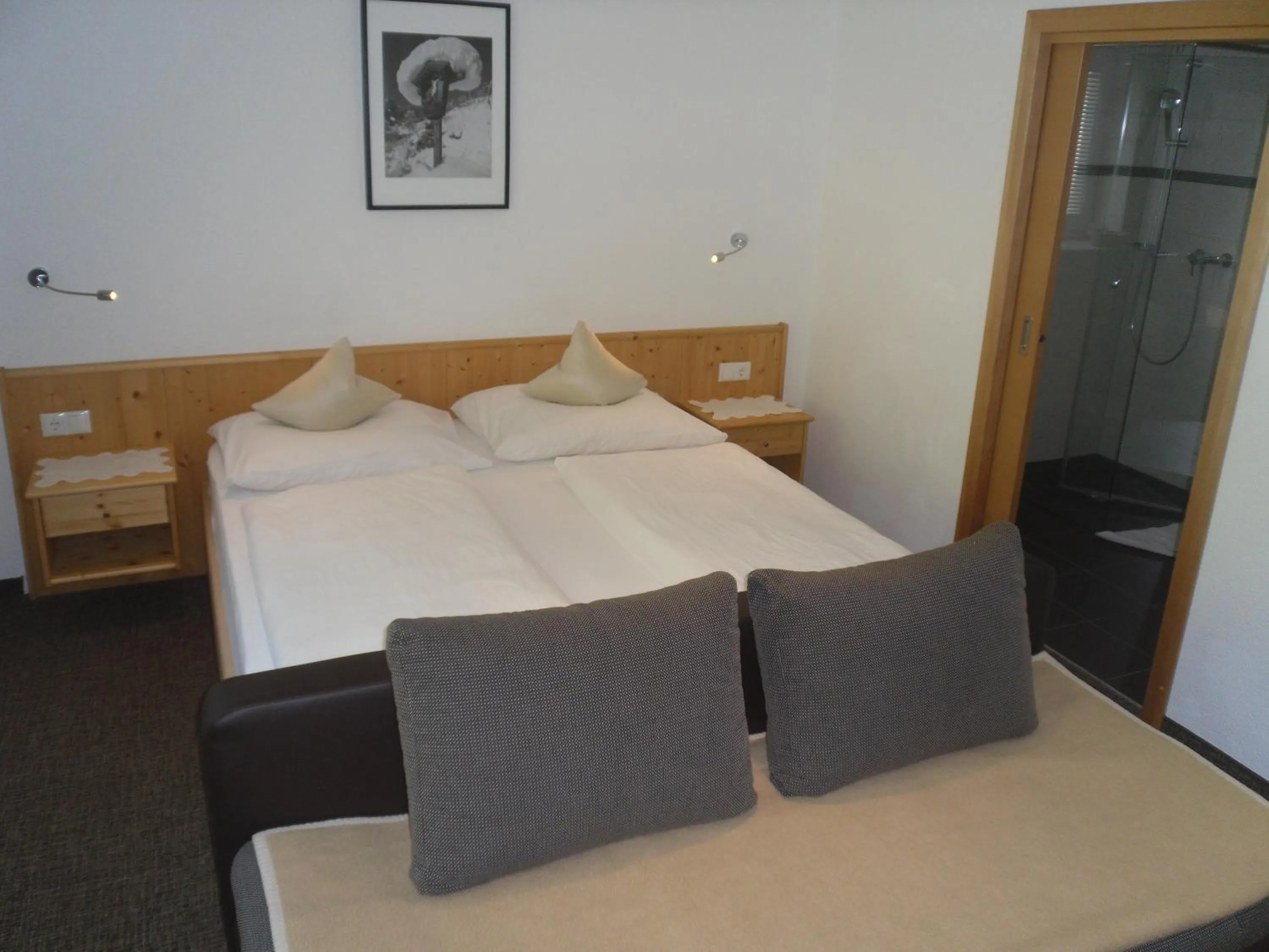 Shower, Bed in Grünwaldhof