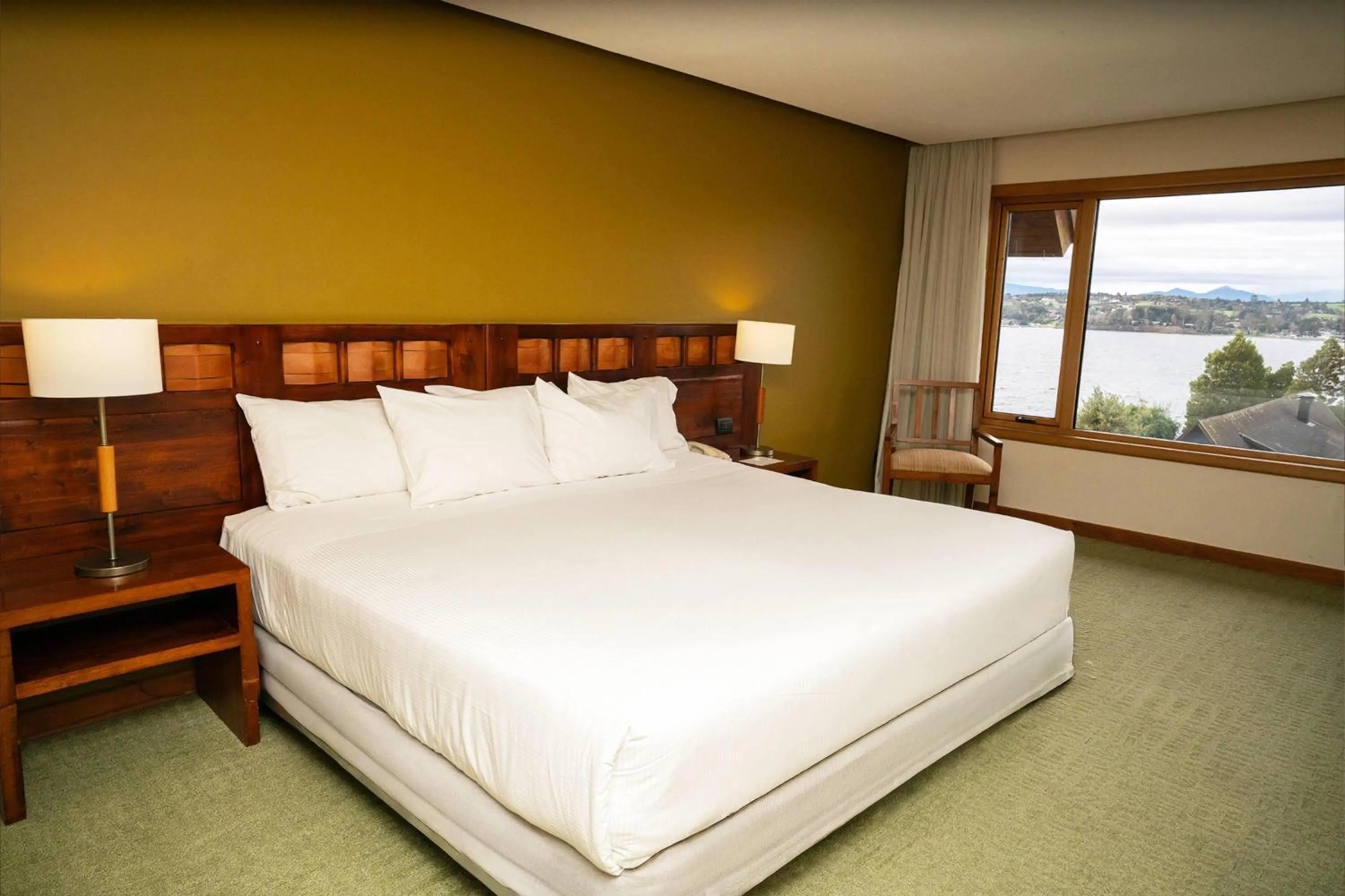 Photo of the whole room, Bed in Wyndham Puerto Varas Pettra