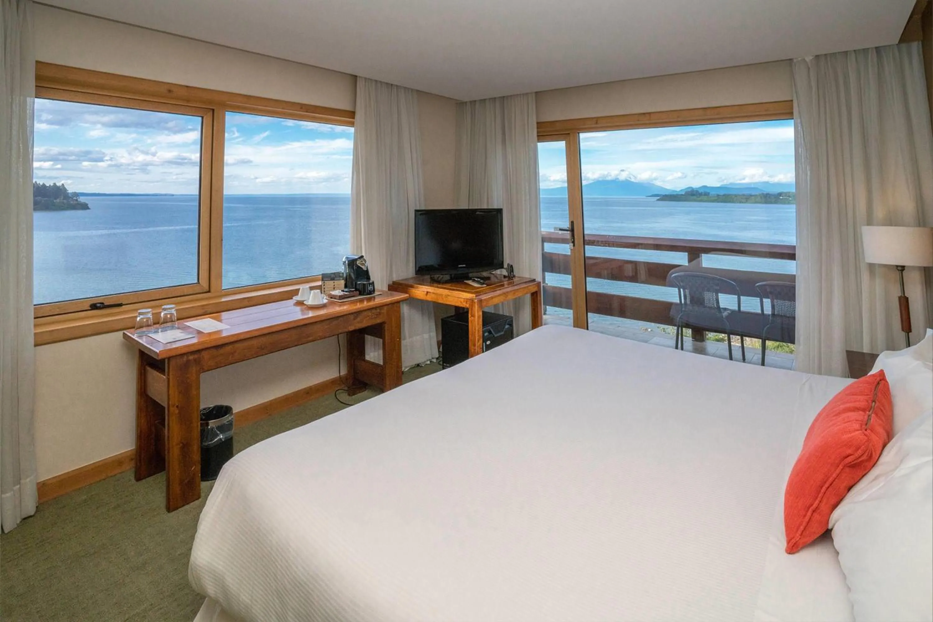 Photo of the whole room, Bed in Wyndham Puerto Varas Pettra