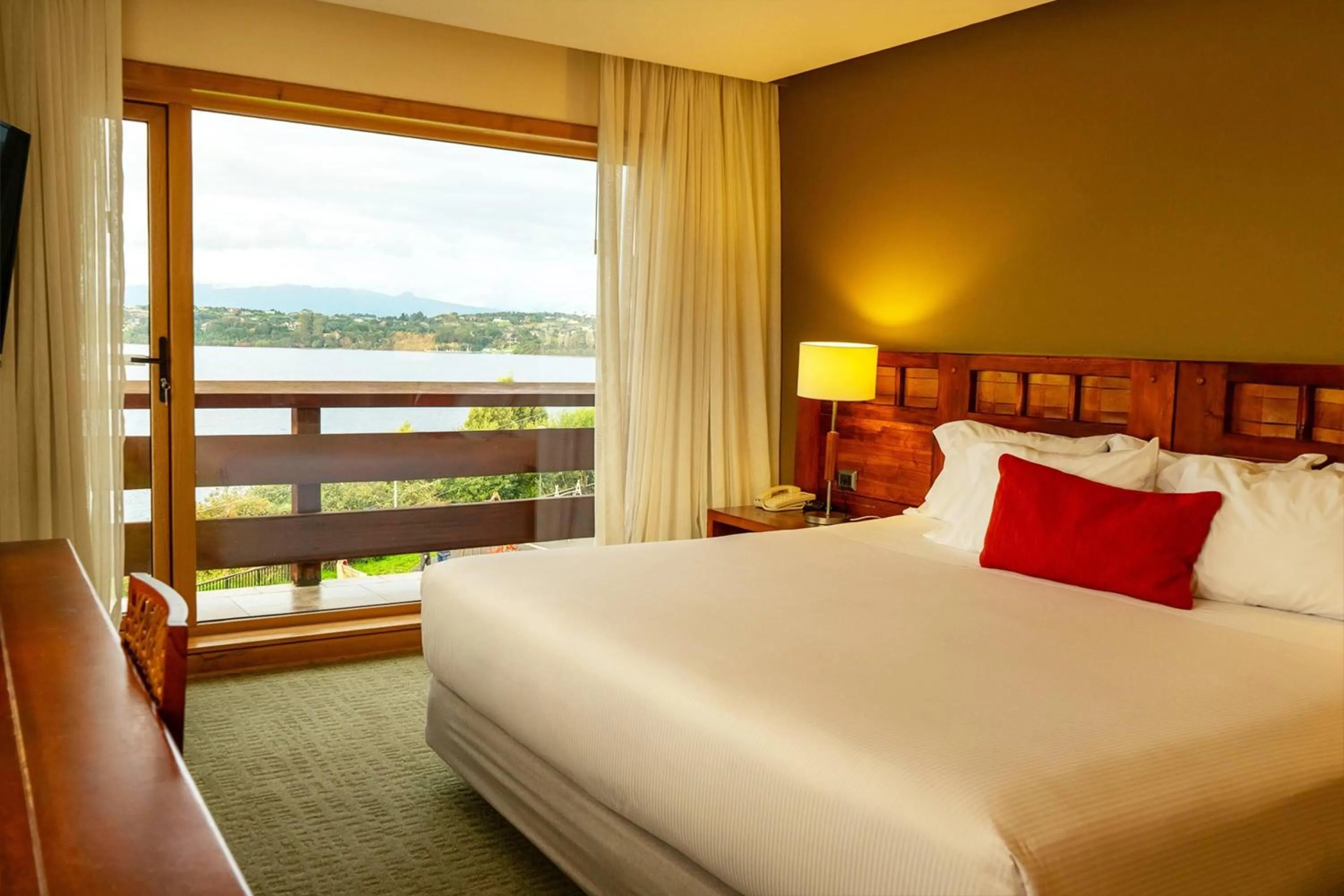 Photo of the whole room, Bed in Wyndham Puerto Varas Pettra
