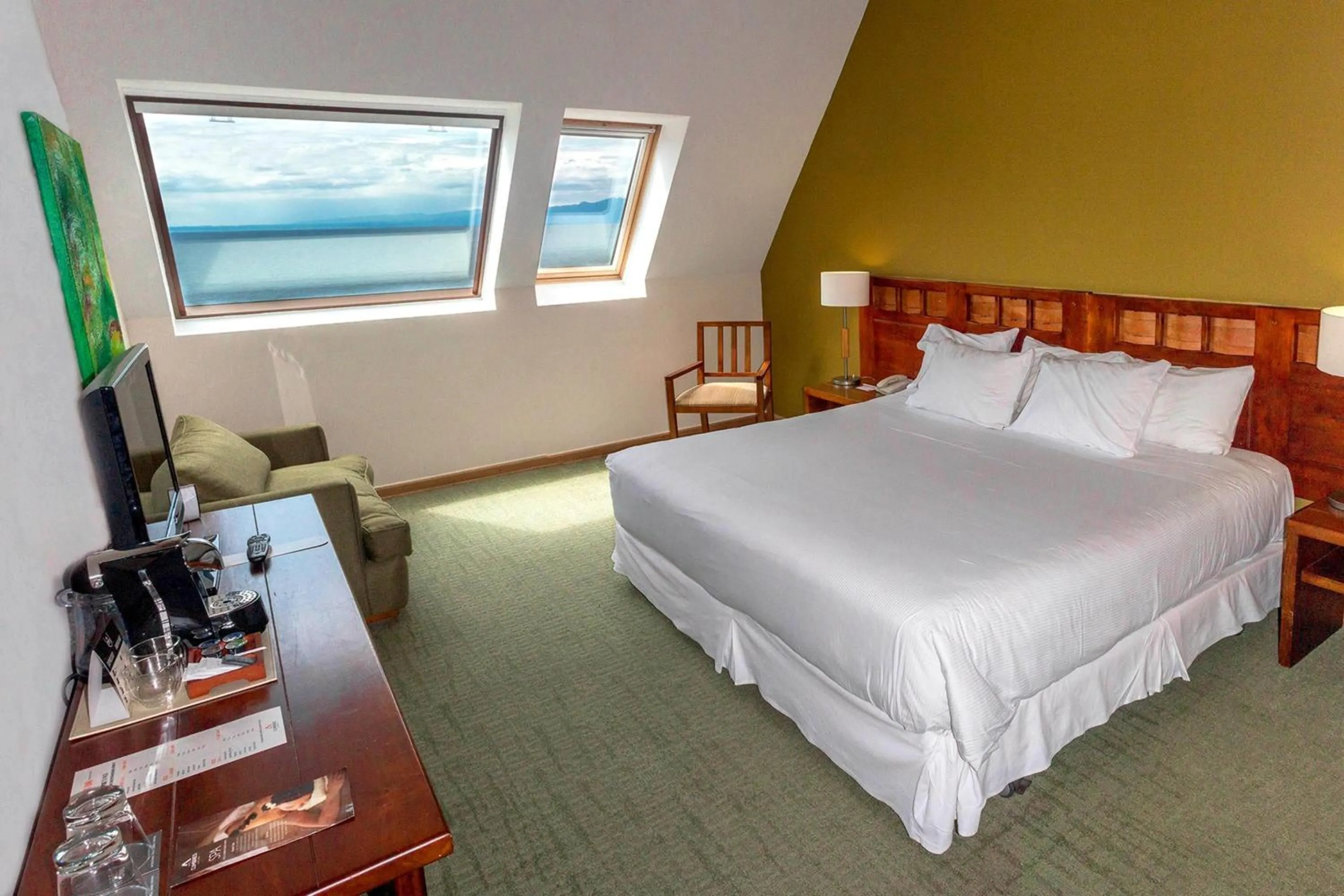 Photo of the whole room, Bed in Wyndham Puerto Varas Pettra