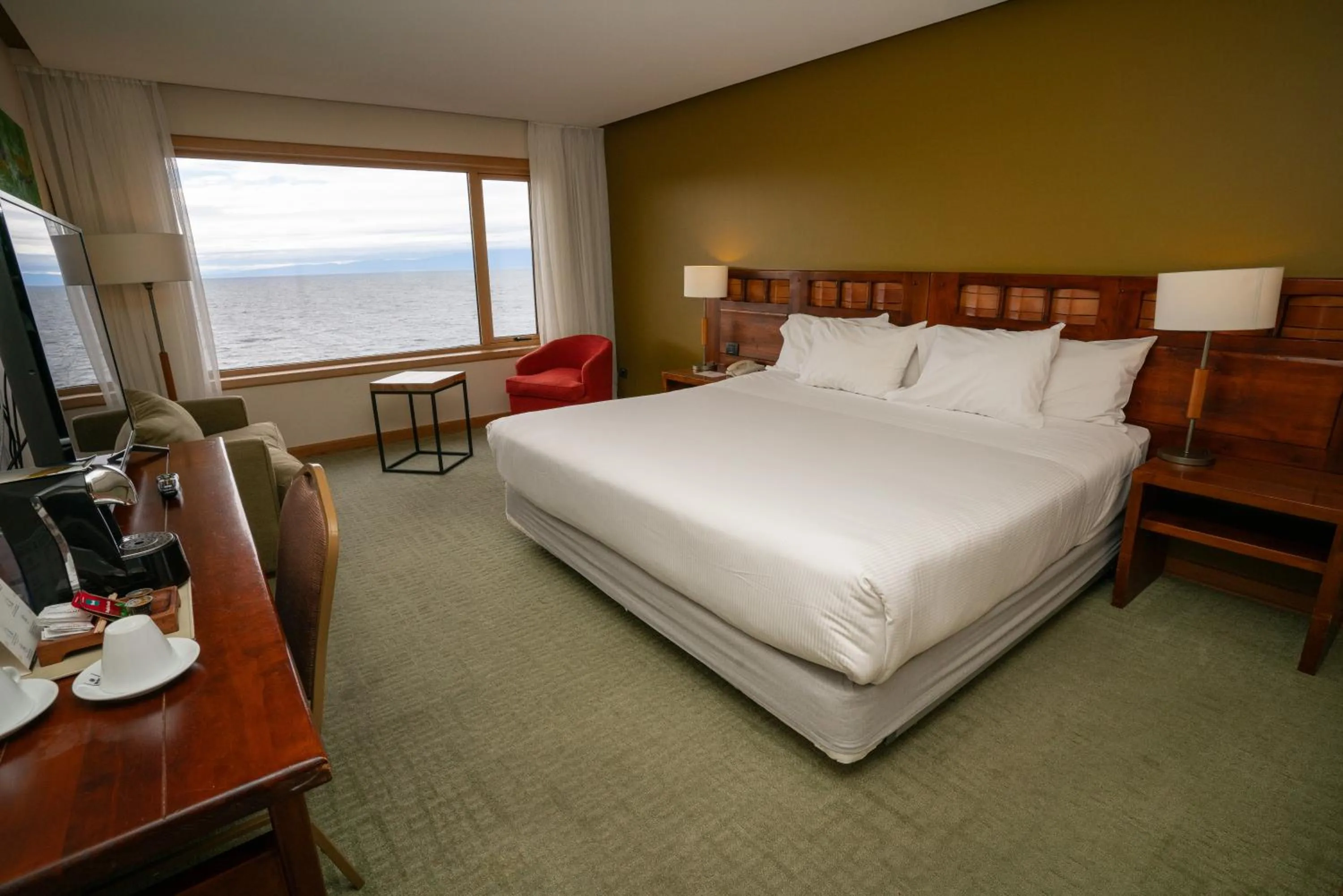 Photo of the whole room, Bed in Wyndham Puerto Varas Pettra