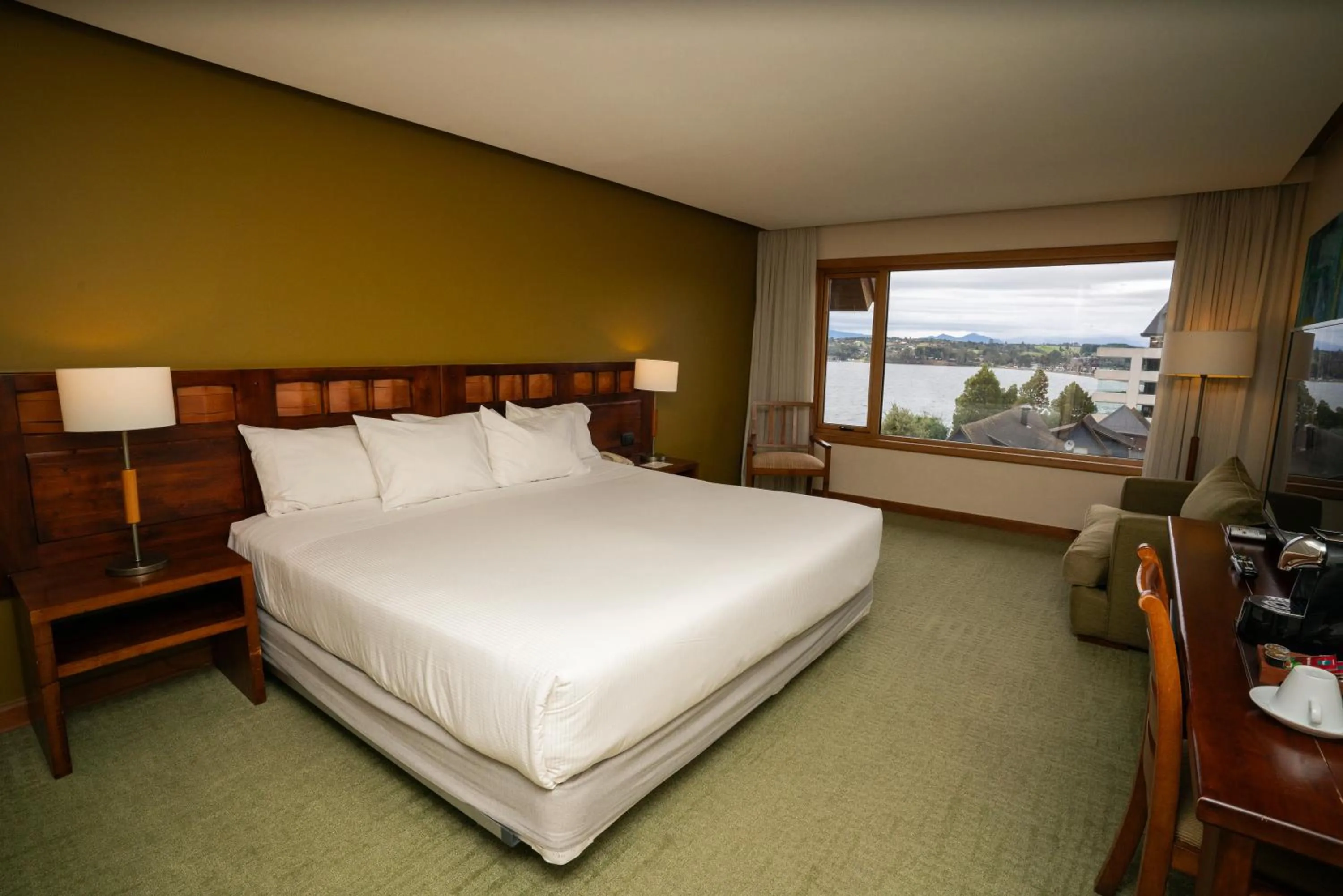 Photo of the whole room, Bed in Wyndham Puerto Varas Pettra