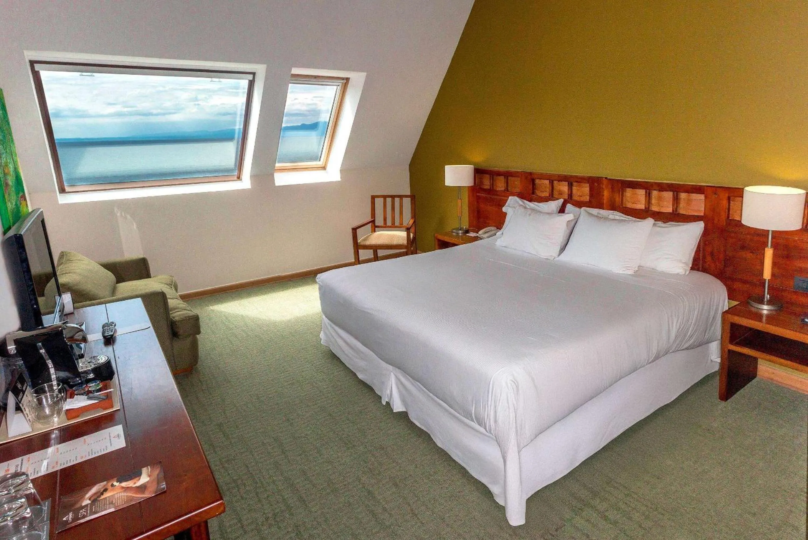 Photo of the whole room, Bed in Wyndham Puerto Varas Pettra