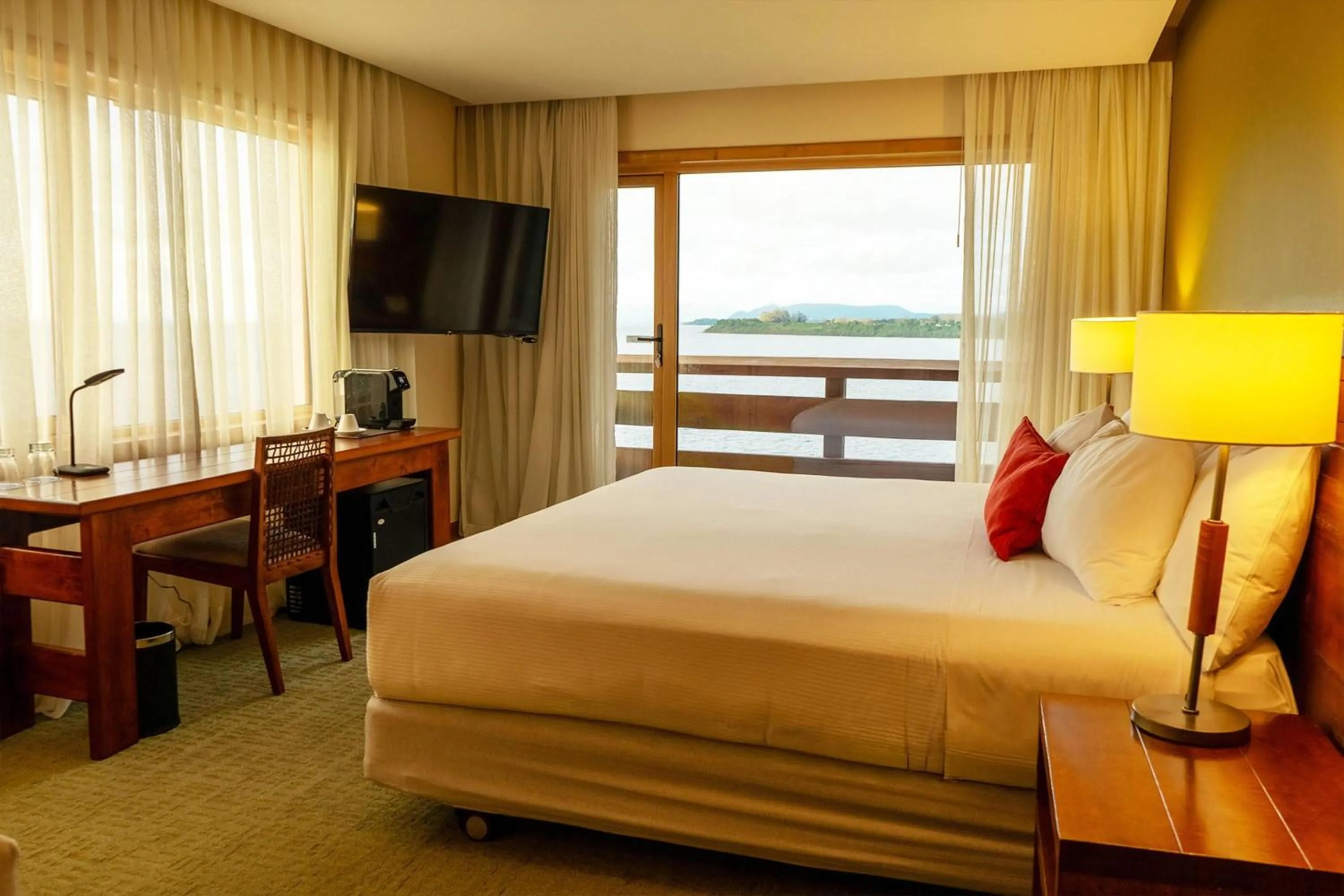 Photo of the whole room, Bed in Wyndham Puerto Varas Pettra