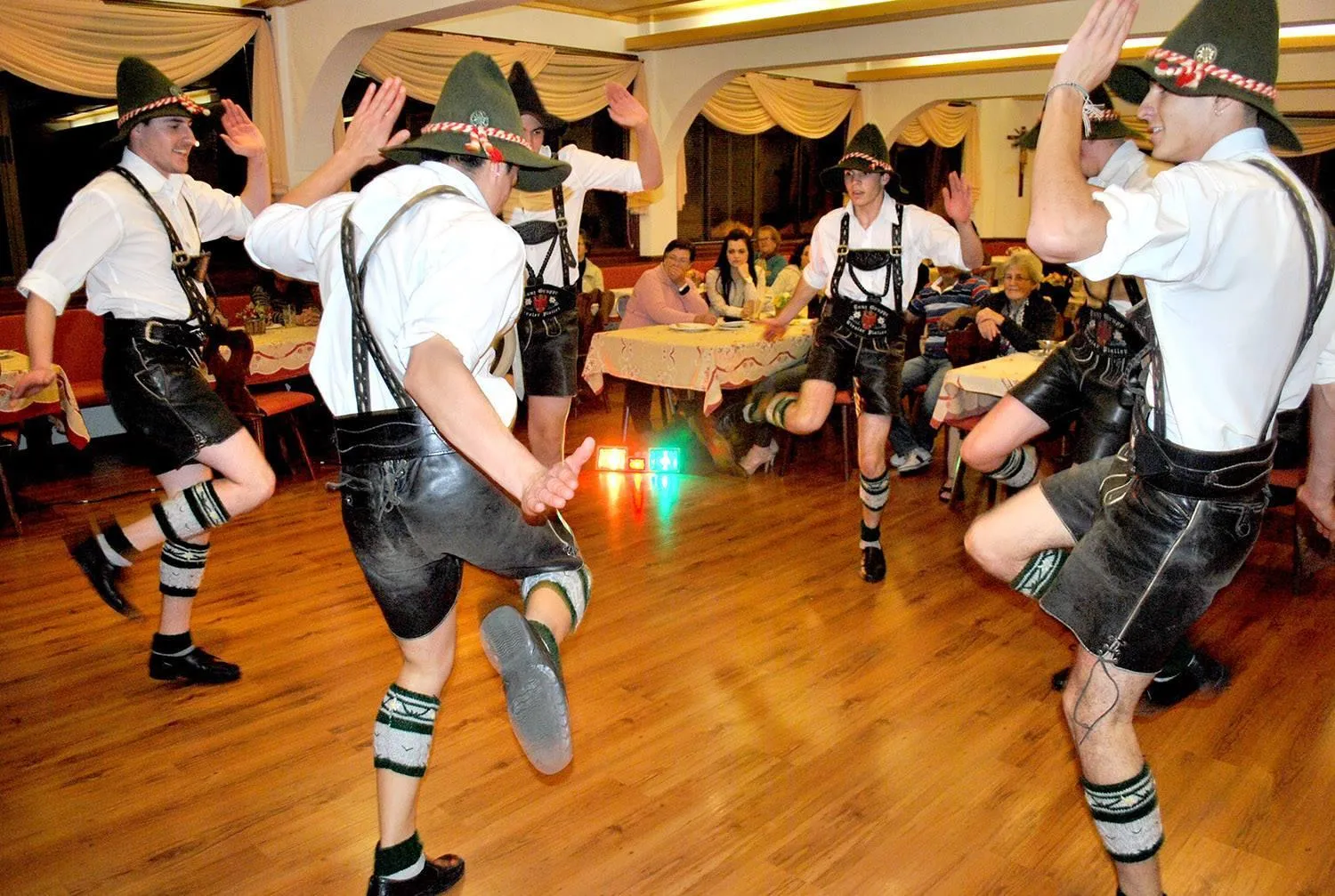 Restaurant/places to eat in Hotel 13 Linden