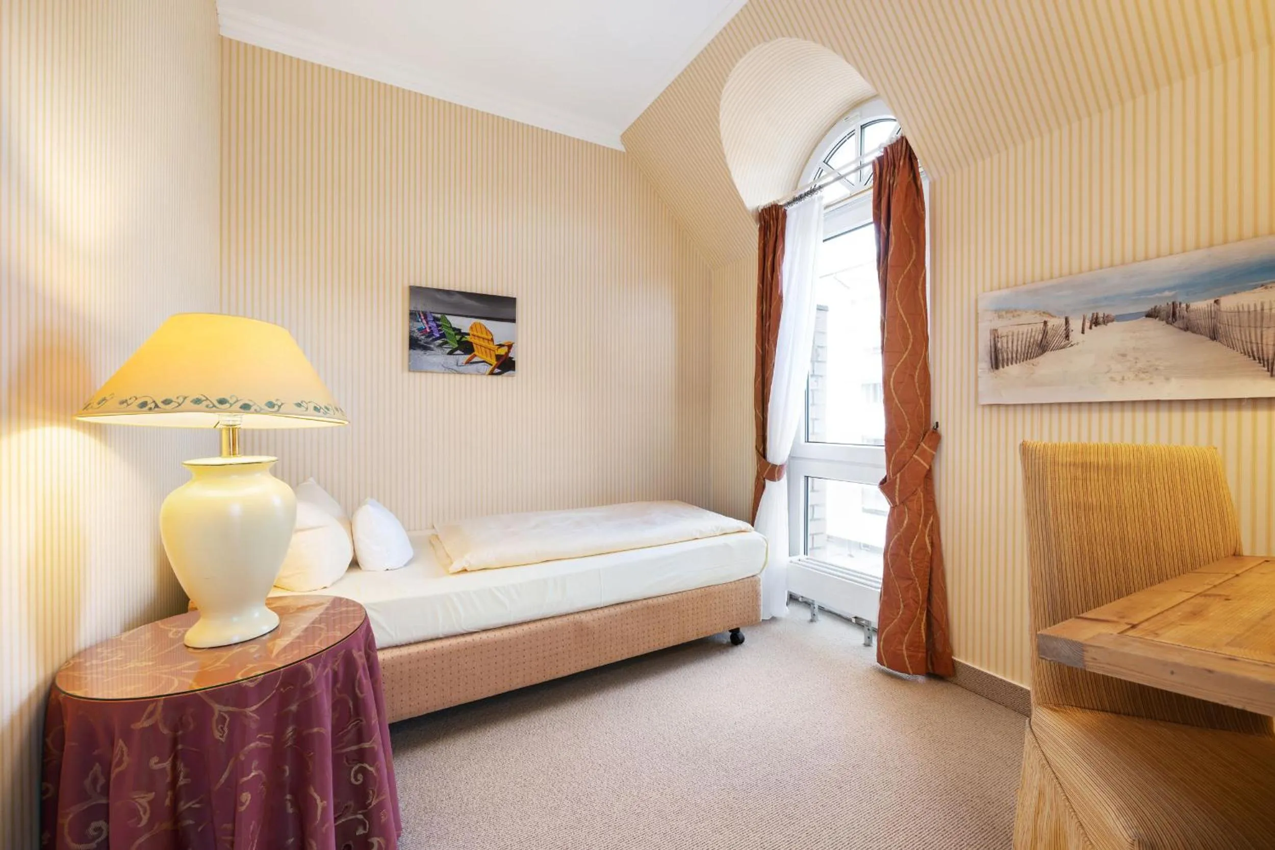 Photo of the whole room, Bed in Strandhotel Sylt Westerland