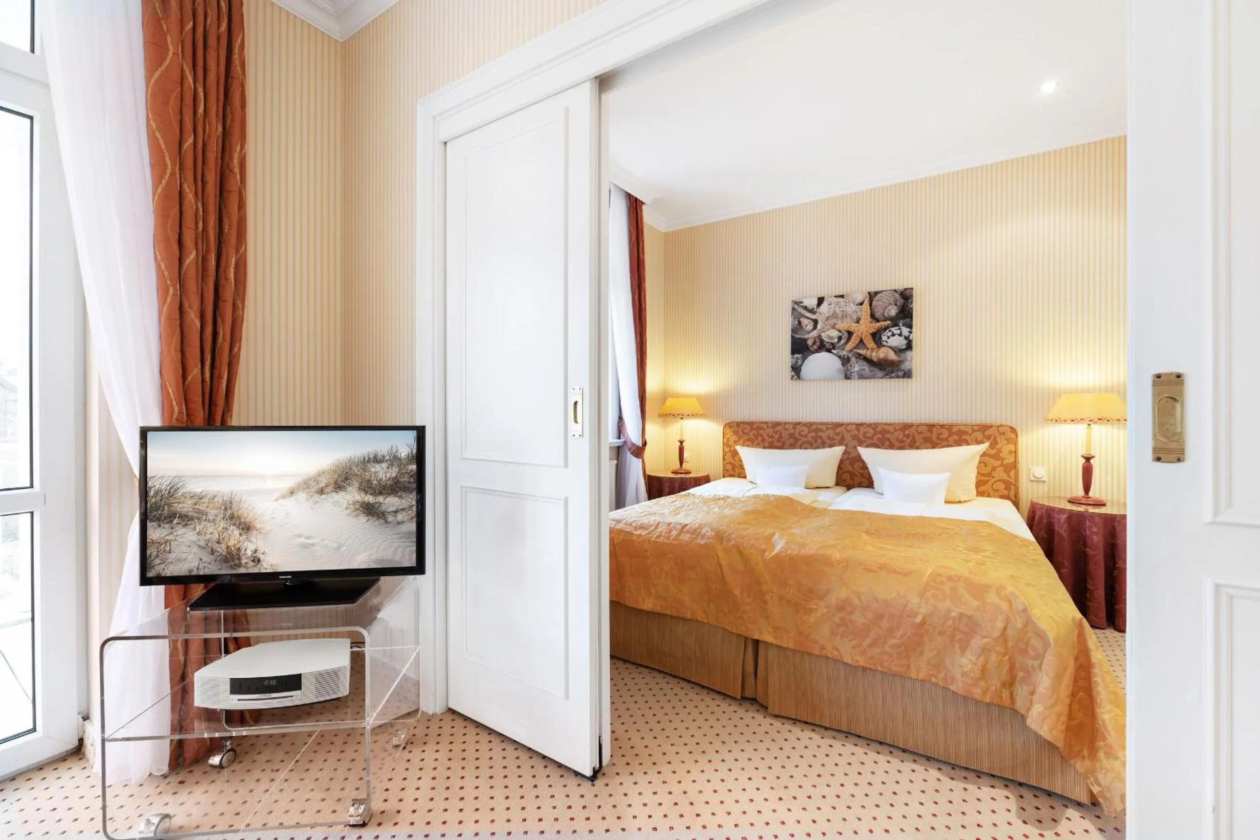 Living room, Bed in Strandhotel Sylt Westerland