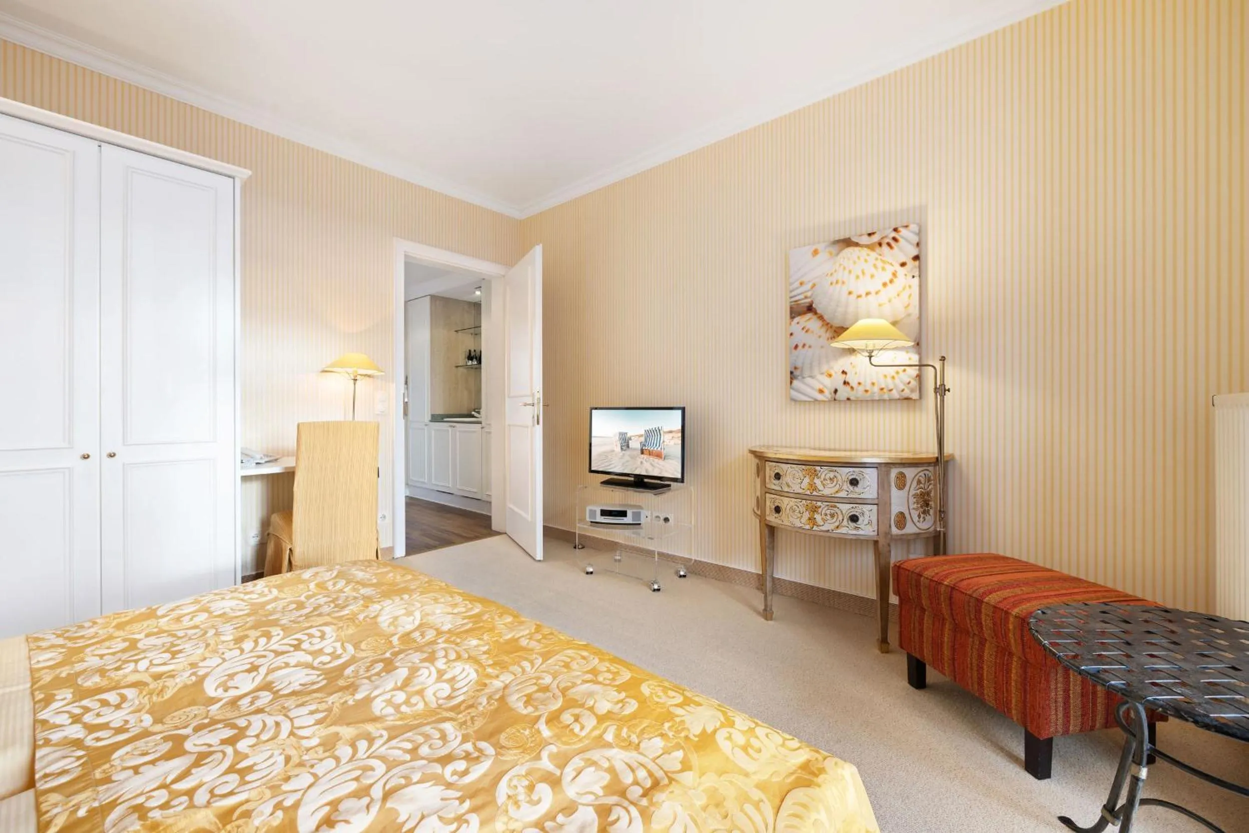 Living room, Bed in Strandhotel Sylt Westerland