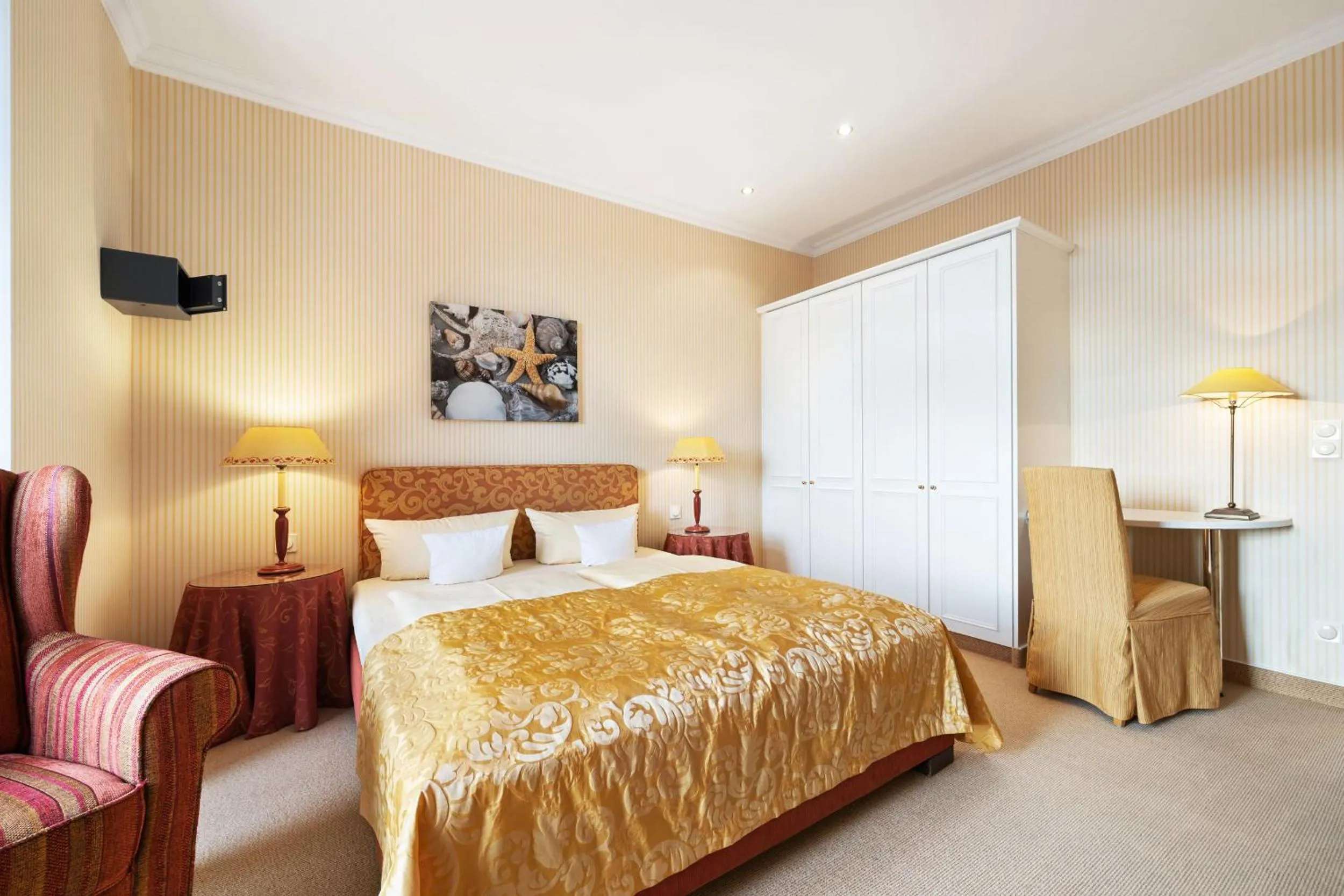 Photo of the whole room, Bed in Strandhotel Sylt Westerland