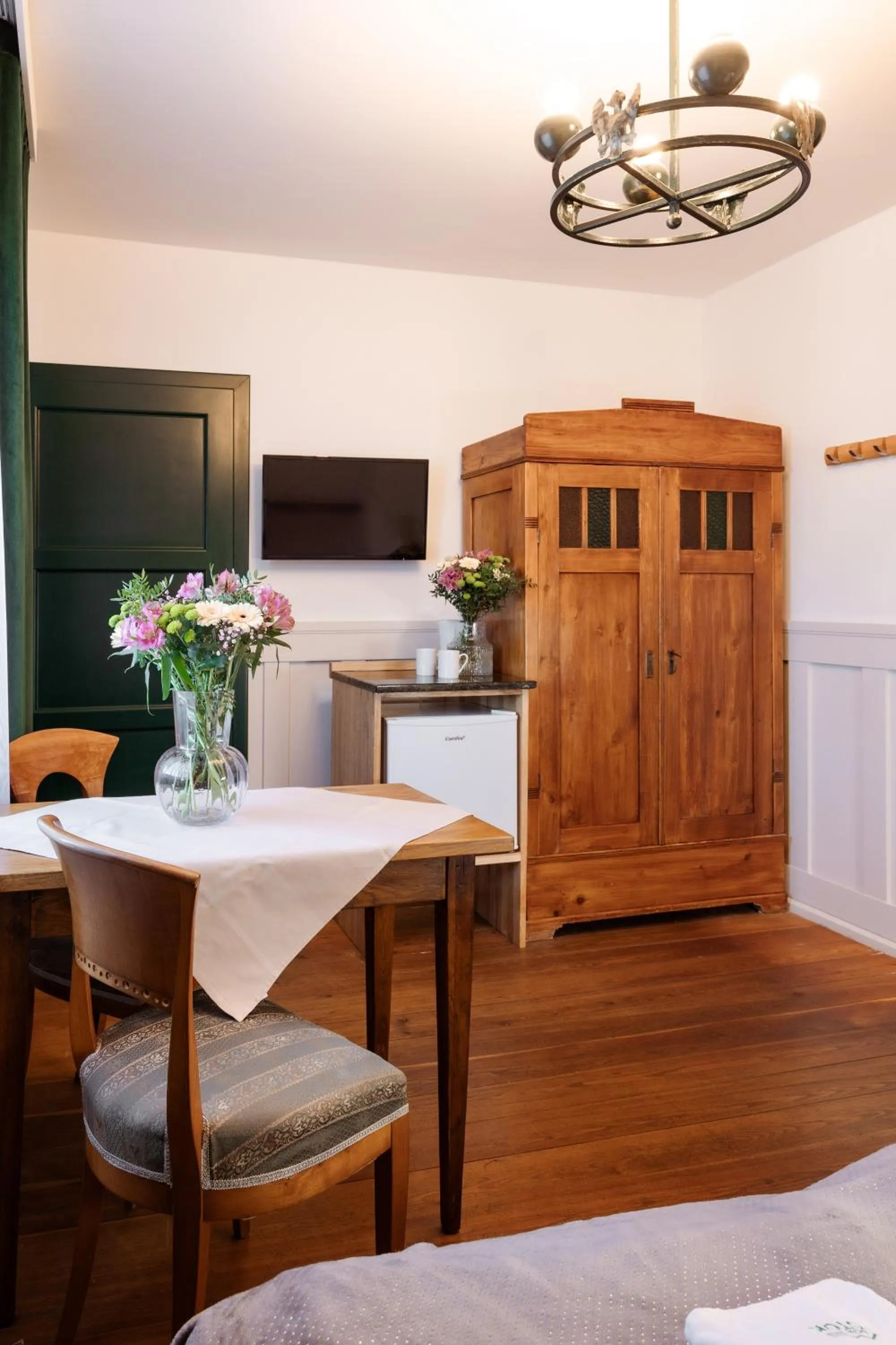 Photo of the whole room in Dom Potok