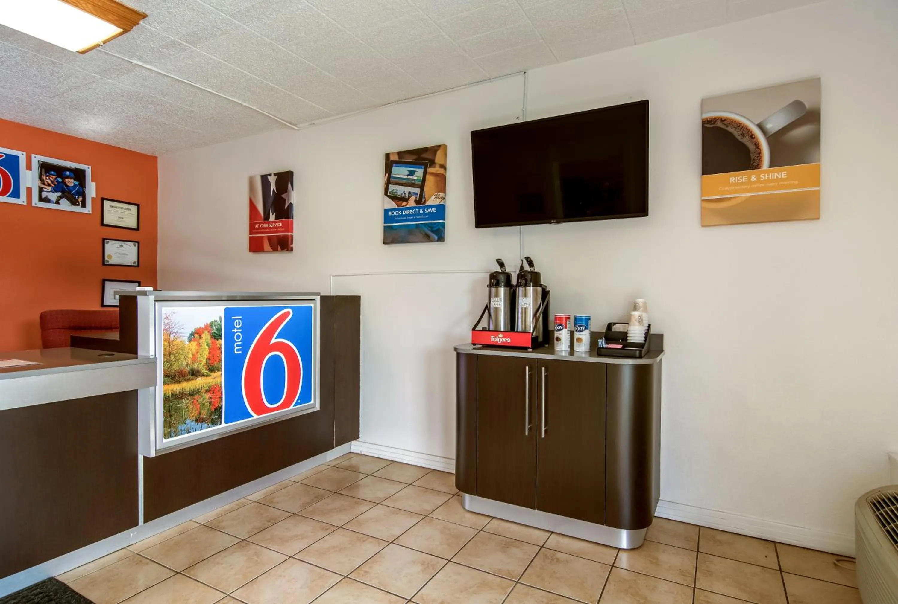 TV and multimedia in Motel 6-New Stanton, PA