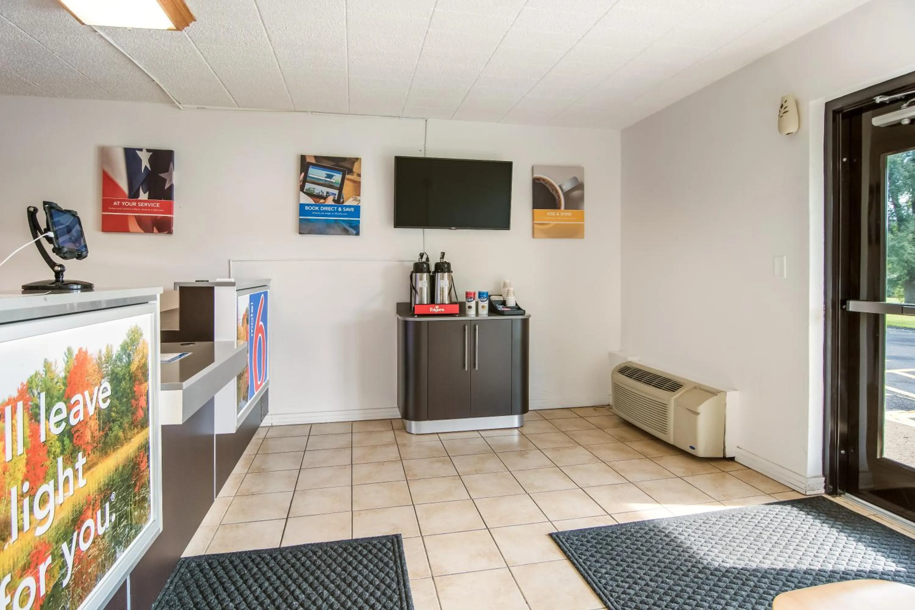 TV and multimedia in Motel 6-New Stanton, PA