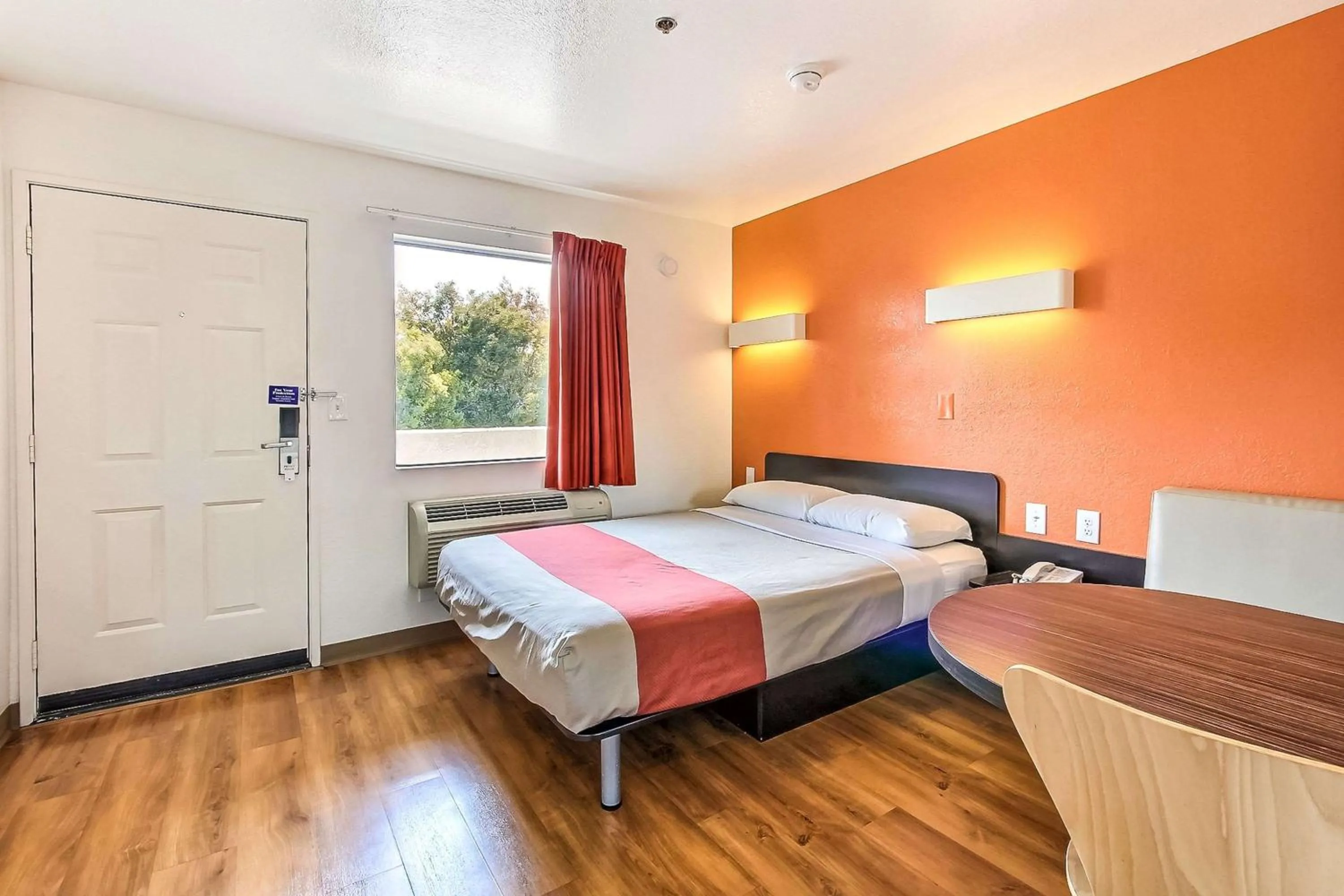 Seating area, Bed in Motel 6-Sunnyvale, CA - North