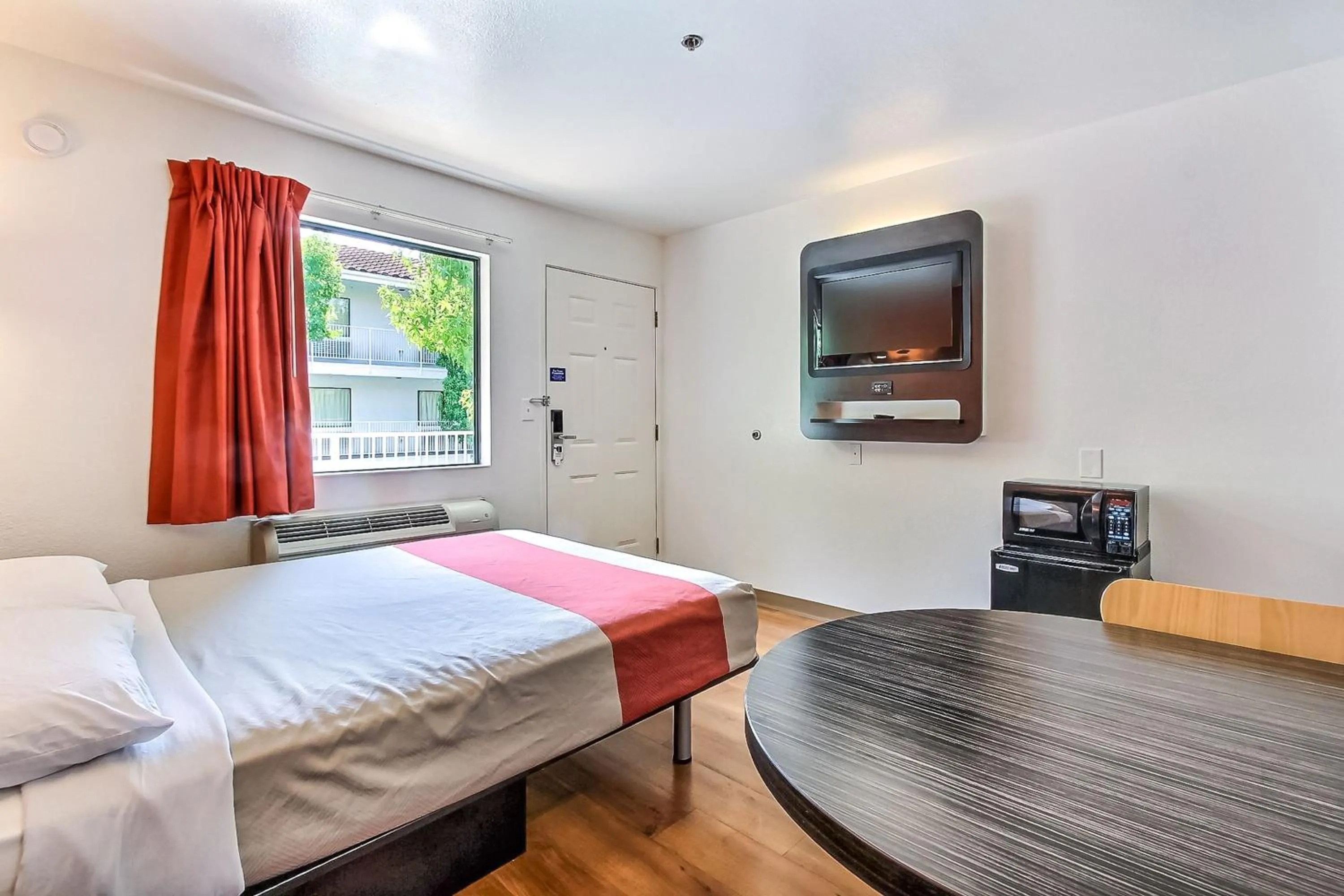 Photo of the whole room, Bed in Motel 6-Sunnyvale, CA - North