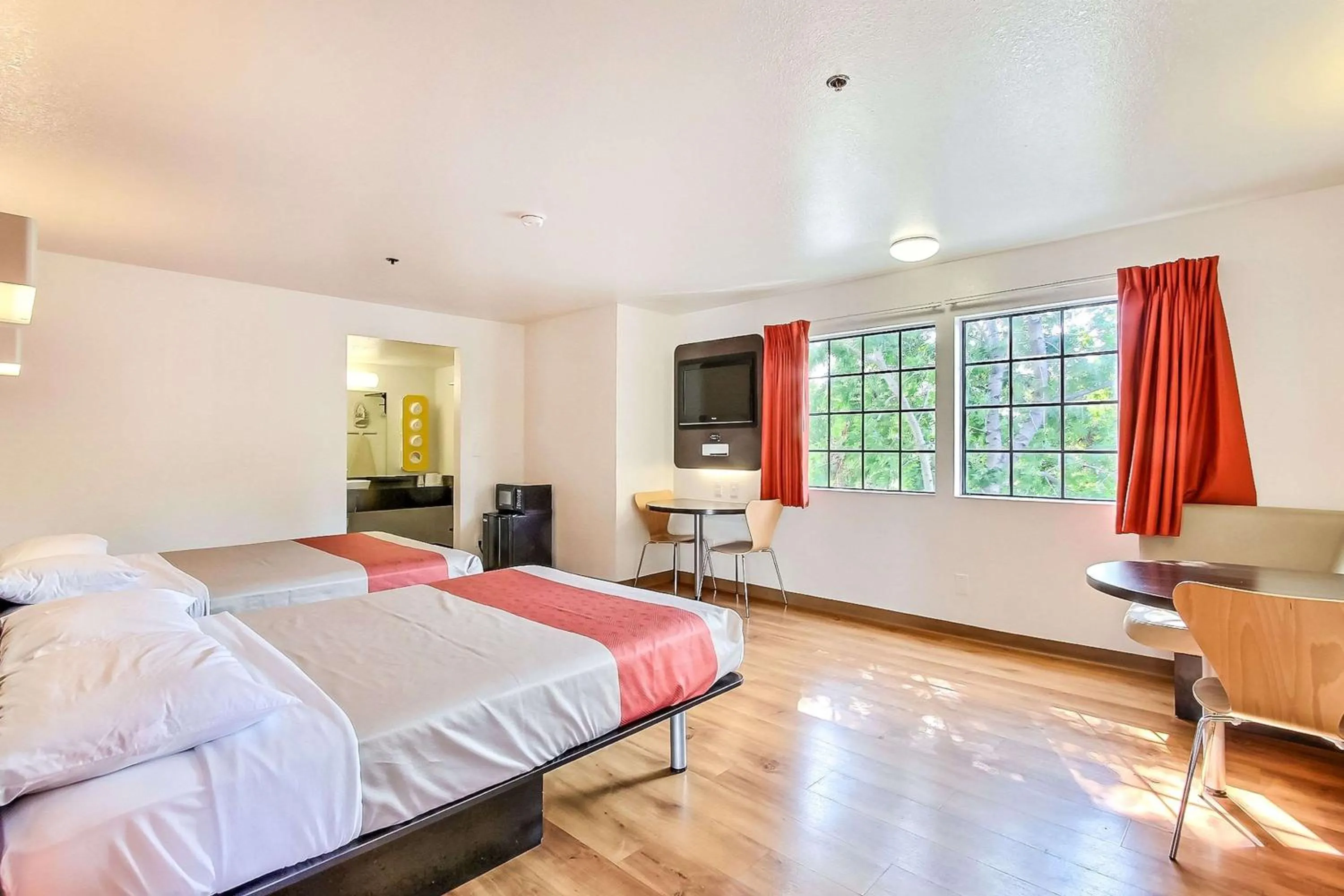 TV and multimedia, Bed in Motel 6-Sunnyvale, CA - North