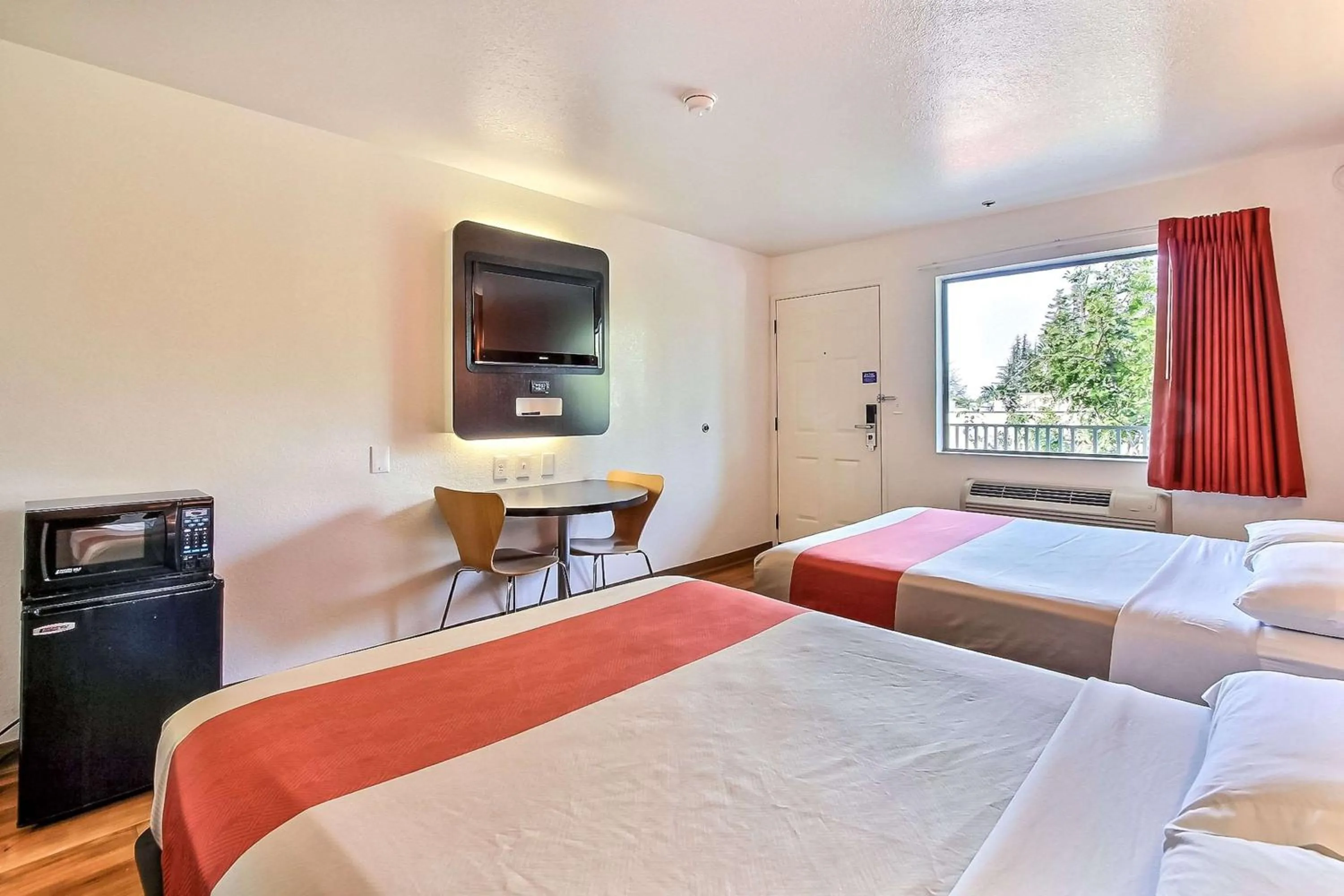 TV and multimedia, Bed in Motel 6-Sunnyvale, CA - North