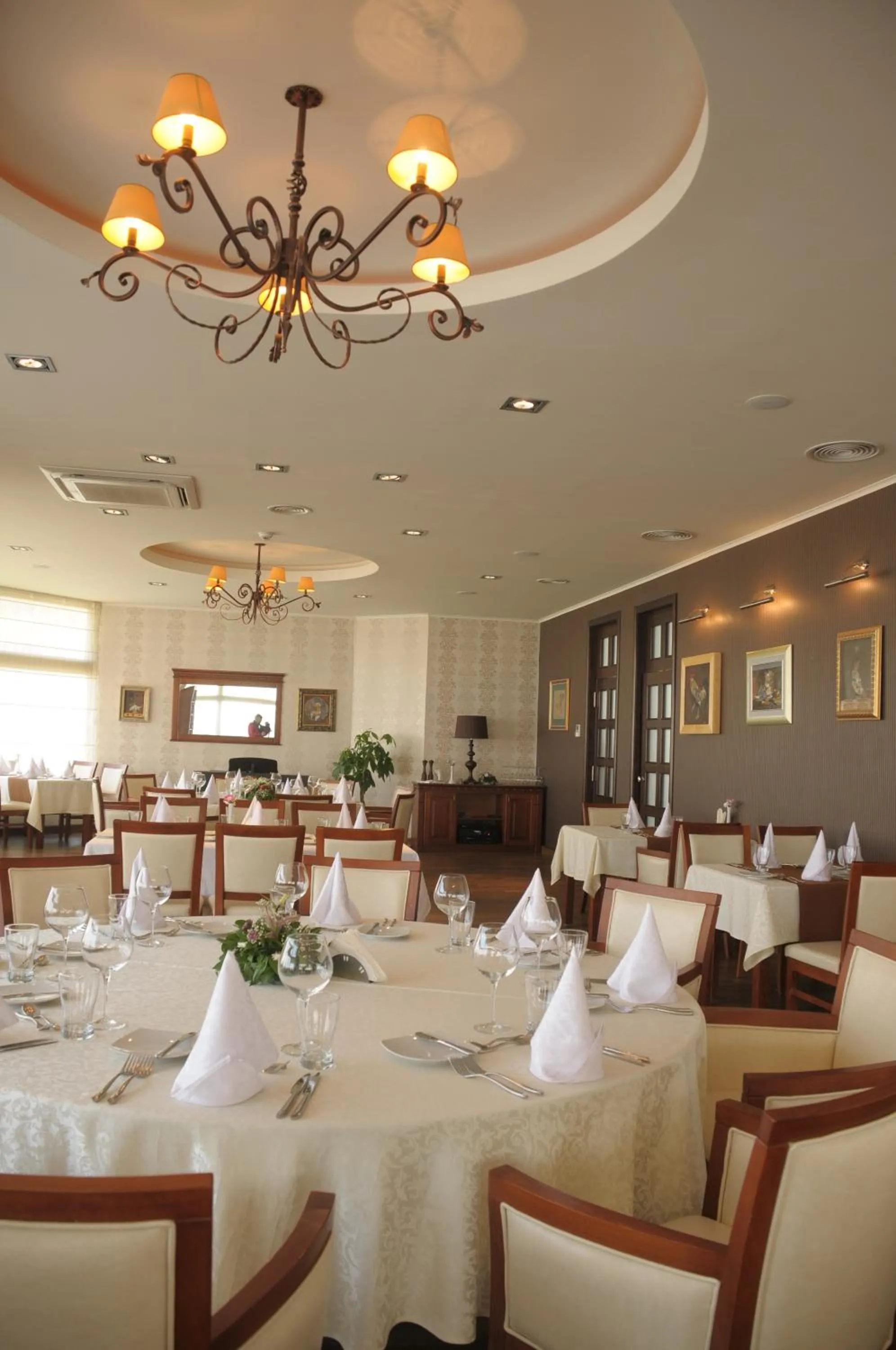 Restaurant/places to eat in Hotel Srbija