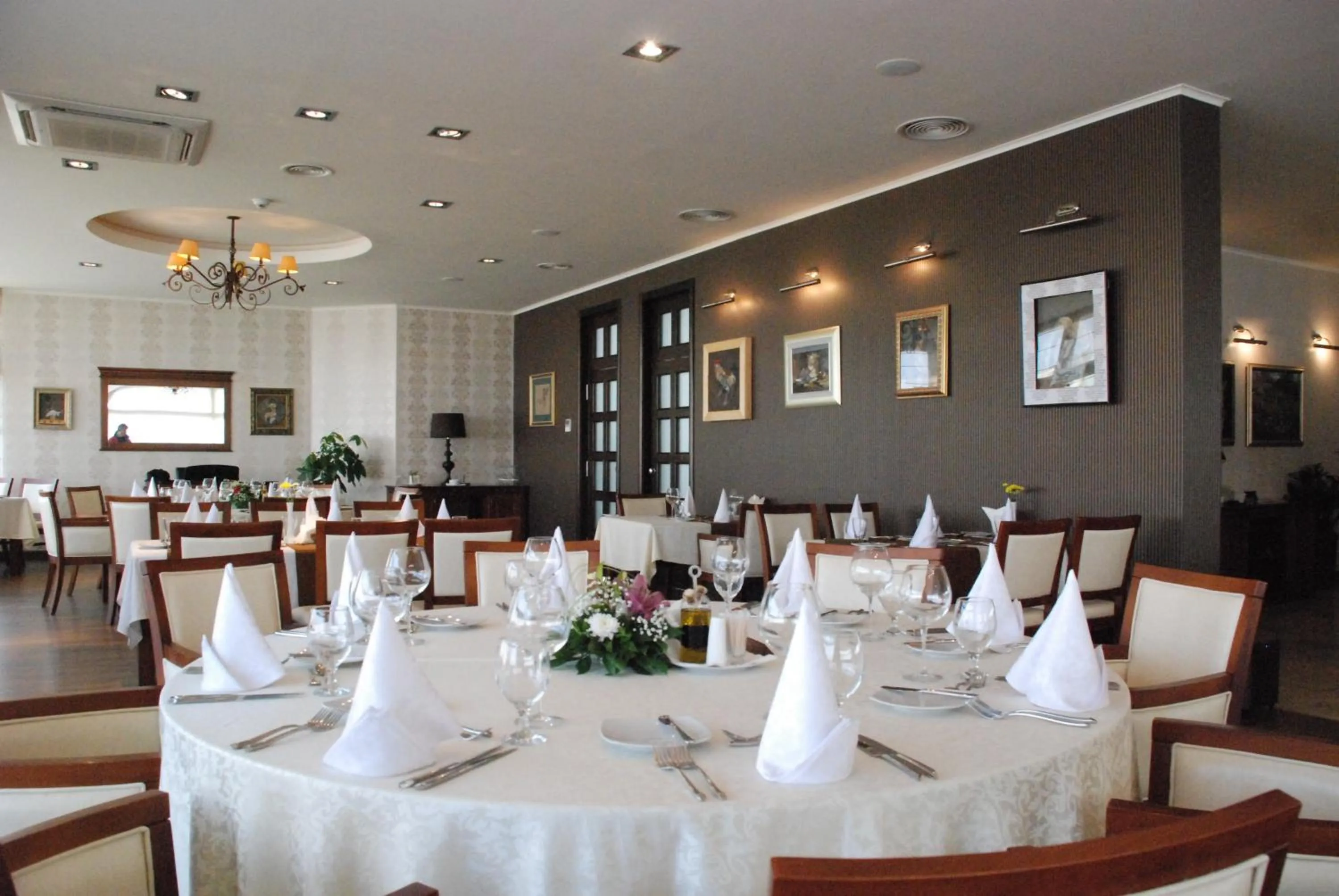 Restaurant/places to eat in Hotel Srbija