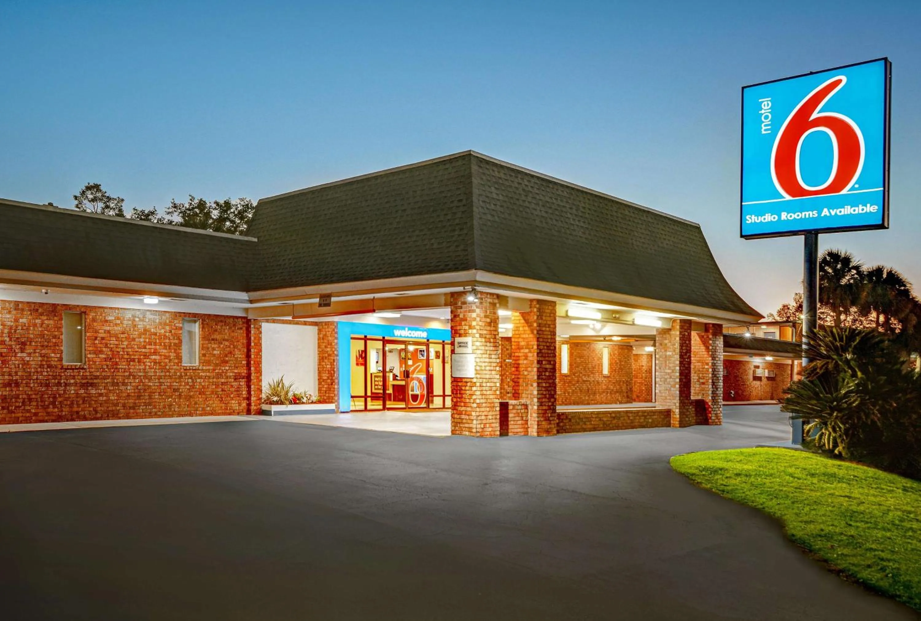 Property building in Motel 6-Tallahassee, FL - Downtown