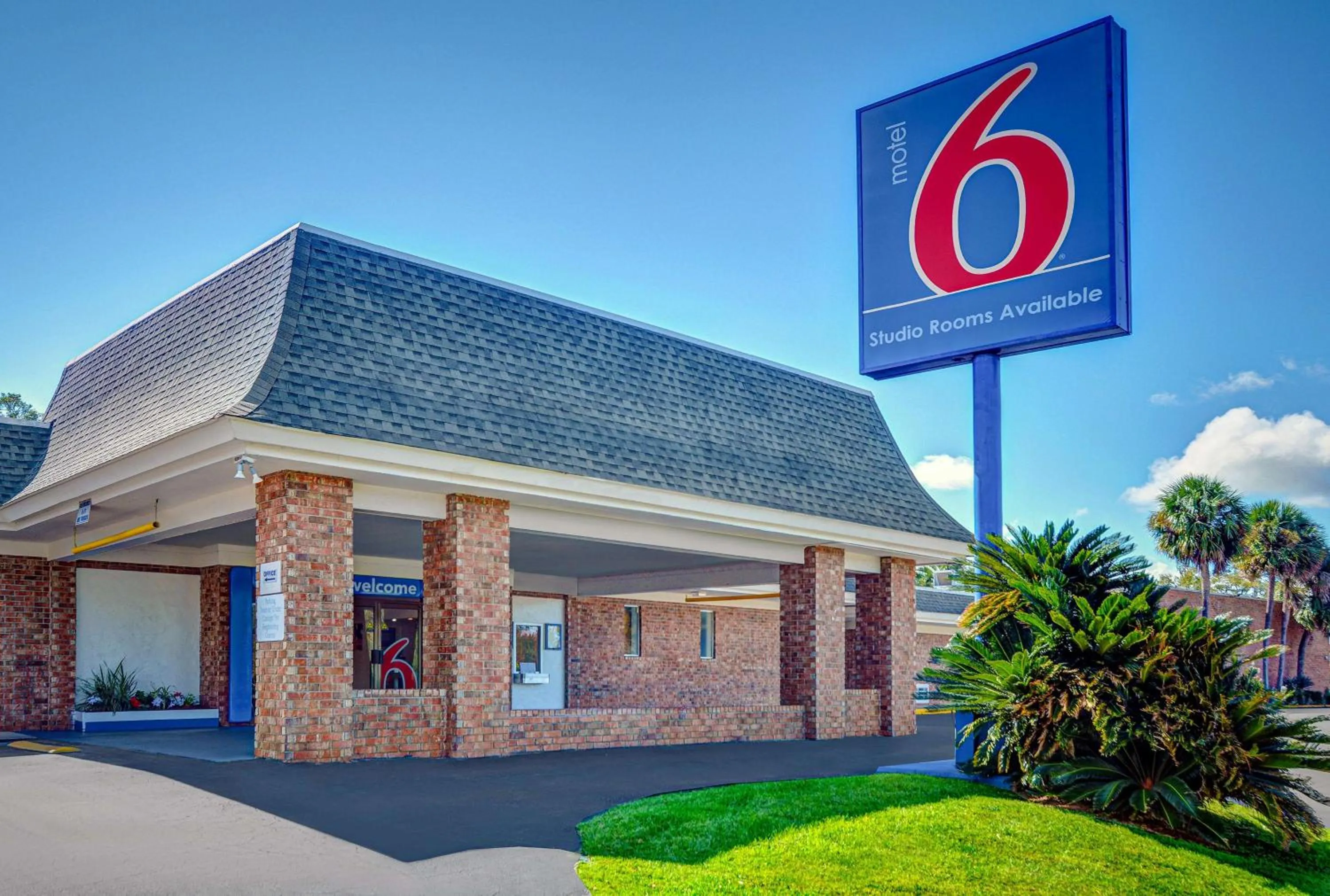 Property building in Motel 6-Tallahassee, FL - Downtown